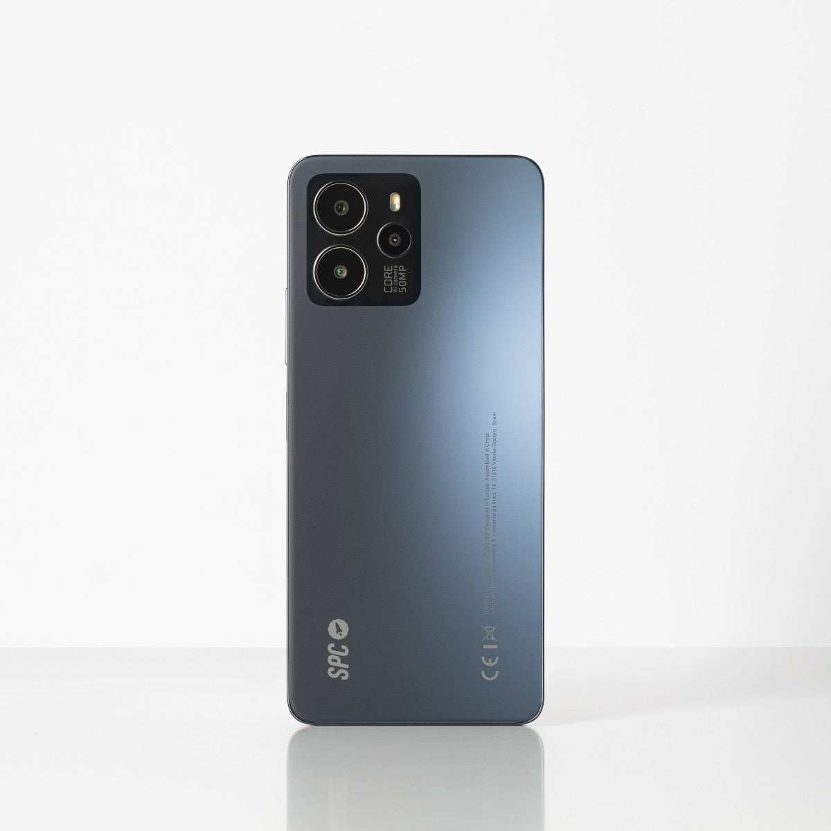 Retro di un telefono grigio con doppia fotocamera, 50MP e il logo SPC.