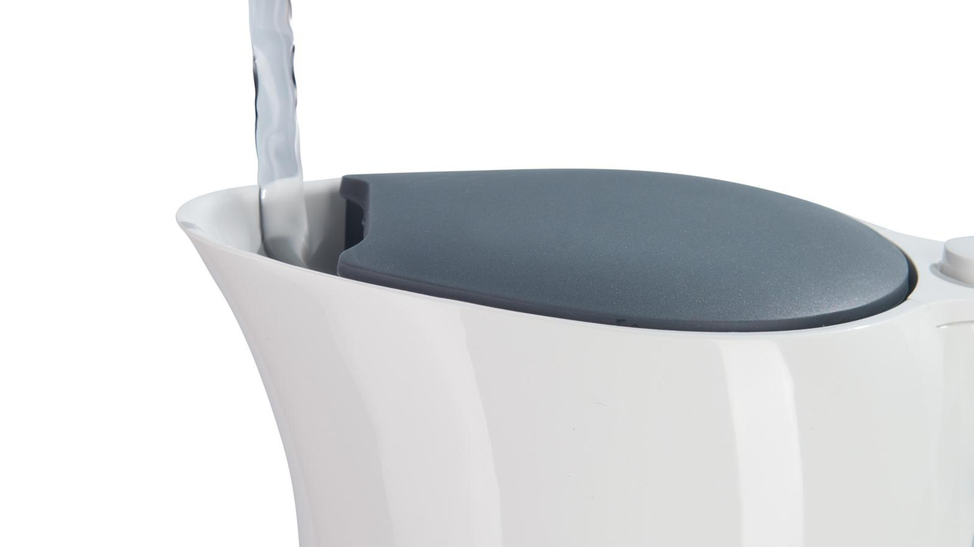 Wasser gießt in einen weißen Wasserkocher mit grauem Deckel, Nahaufnahme.