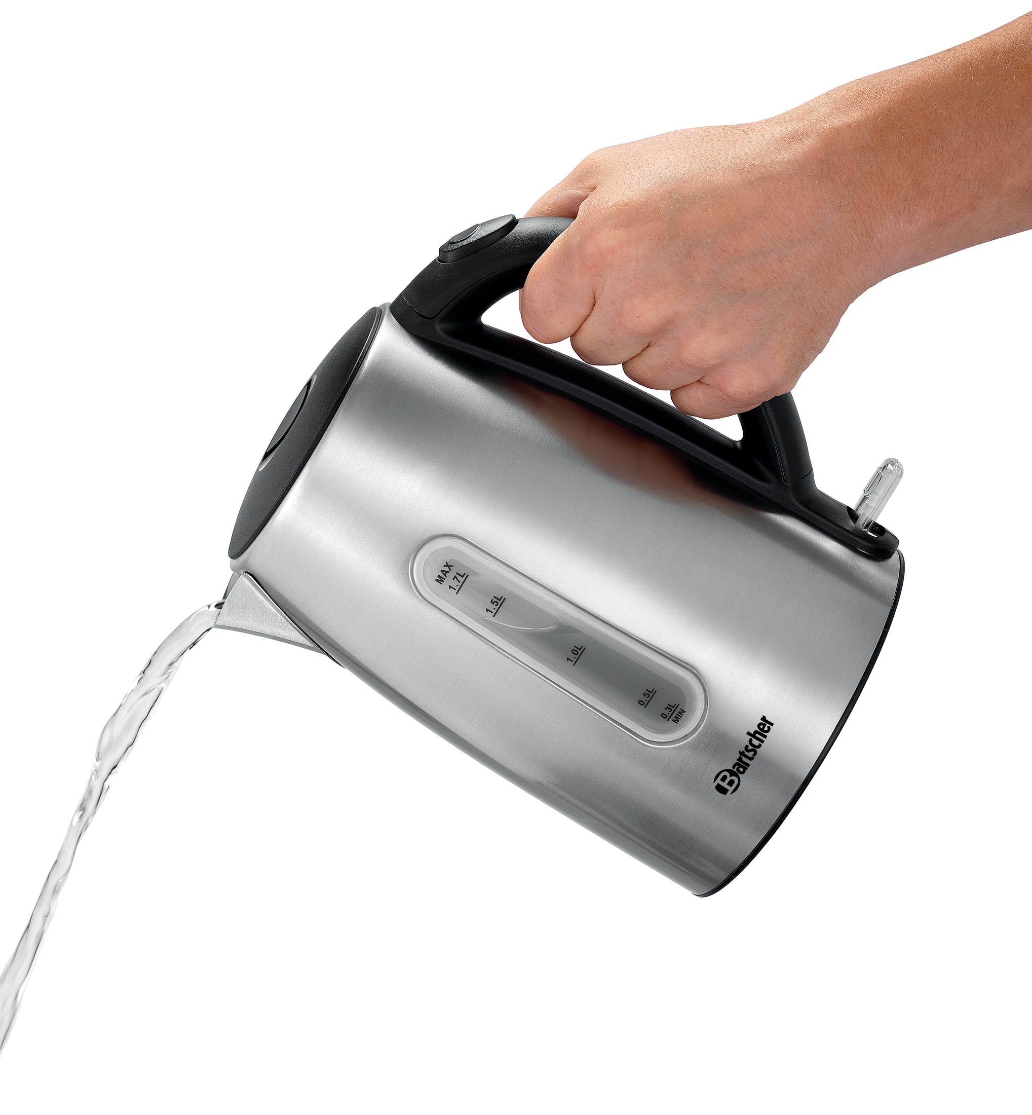 Bollitore in acciaio inox che versa acqua. Mano che tiene il manico. L'acqua esce.