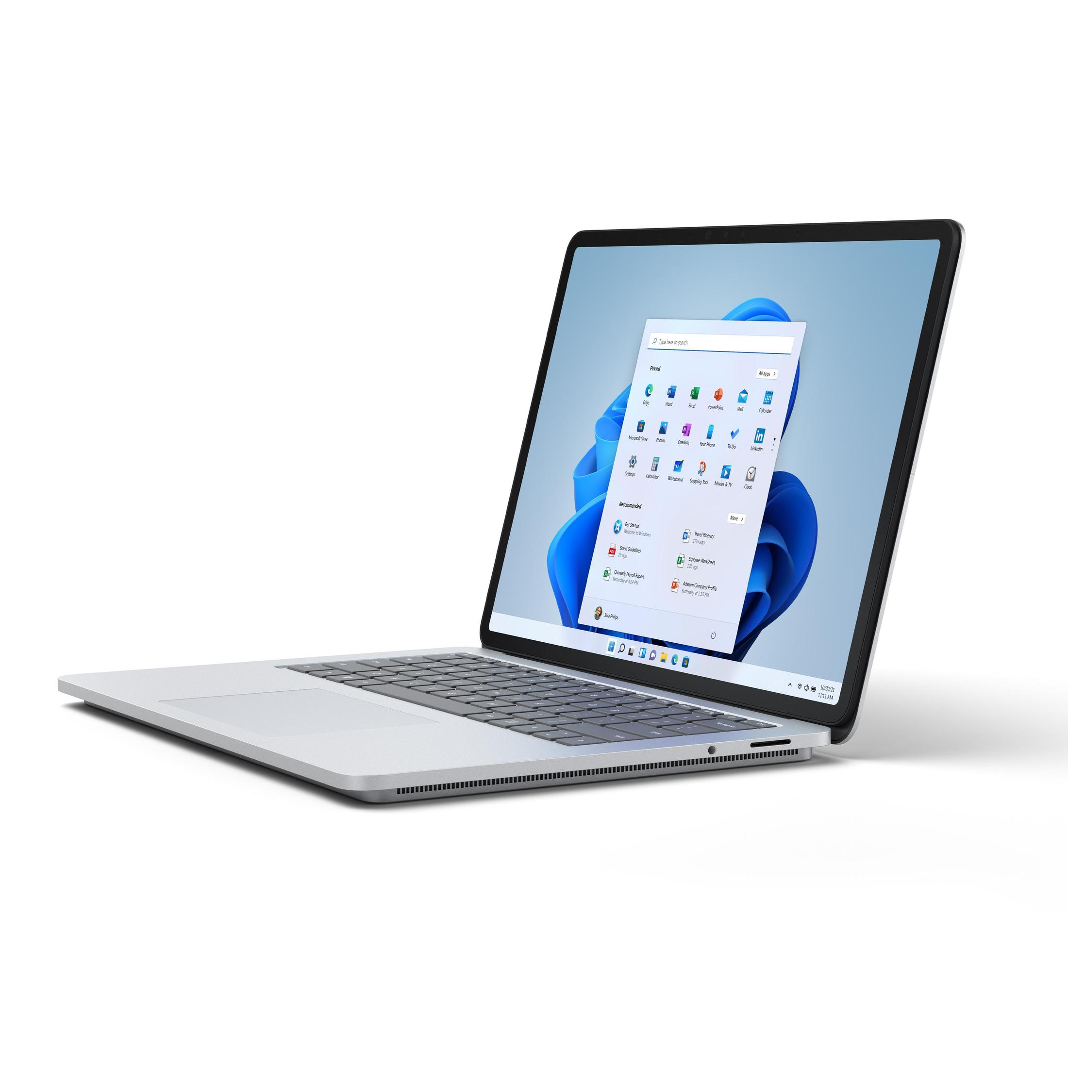 Silberner Laptop mit Windows 11 auf dem Display, geöffnet auf weißer Oberfläche.