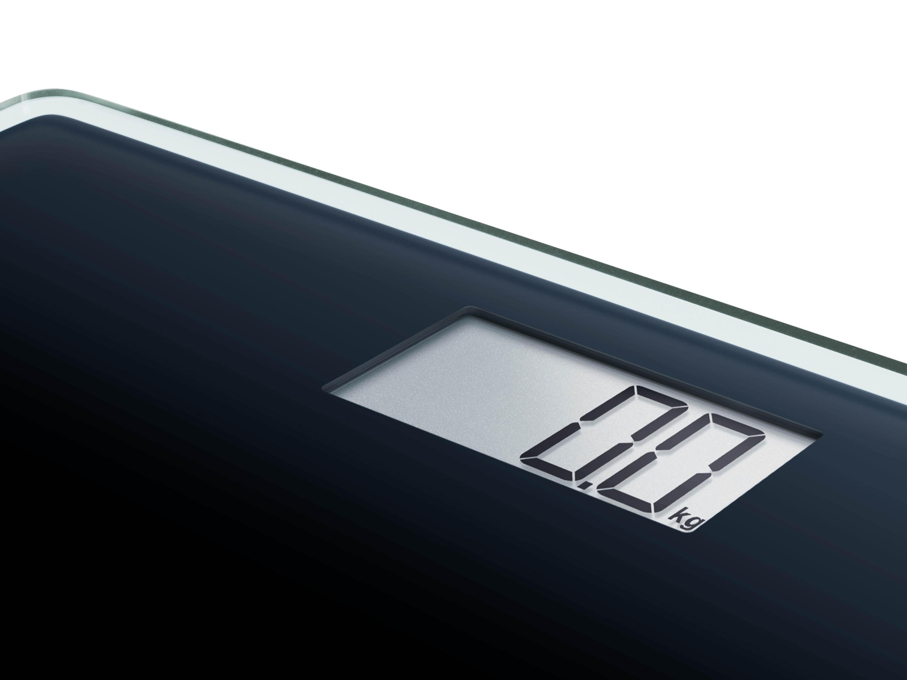 Nahaufnahme einer schwarzen Digitalwaage, die '0,0' kg zeigt, auf weißem Hintergrund.