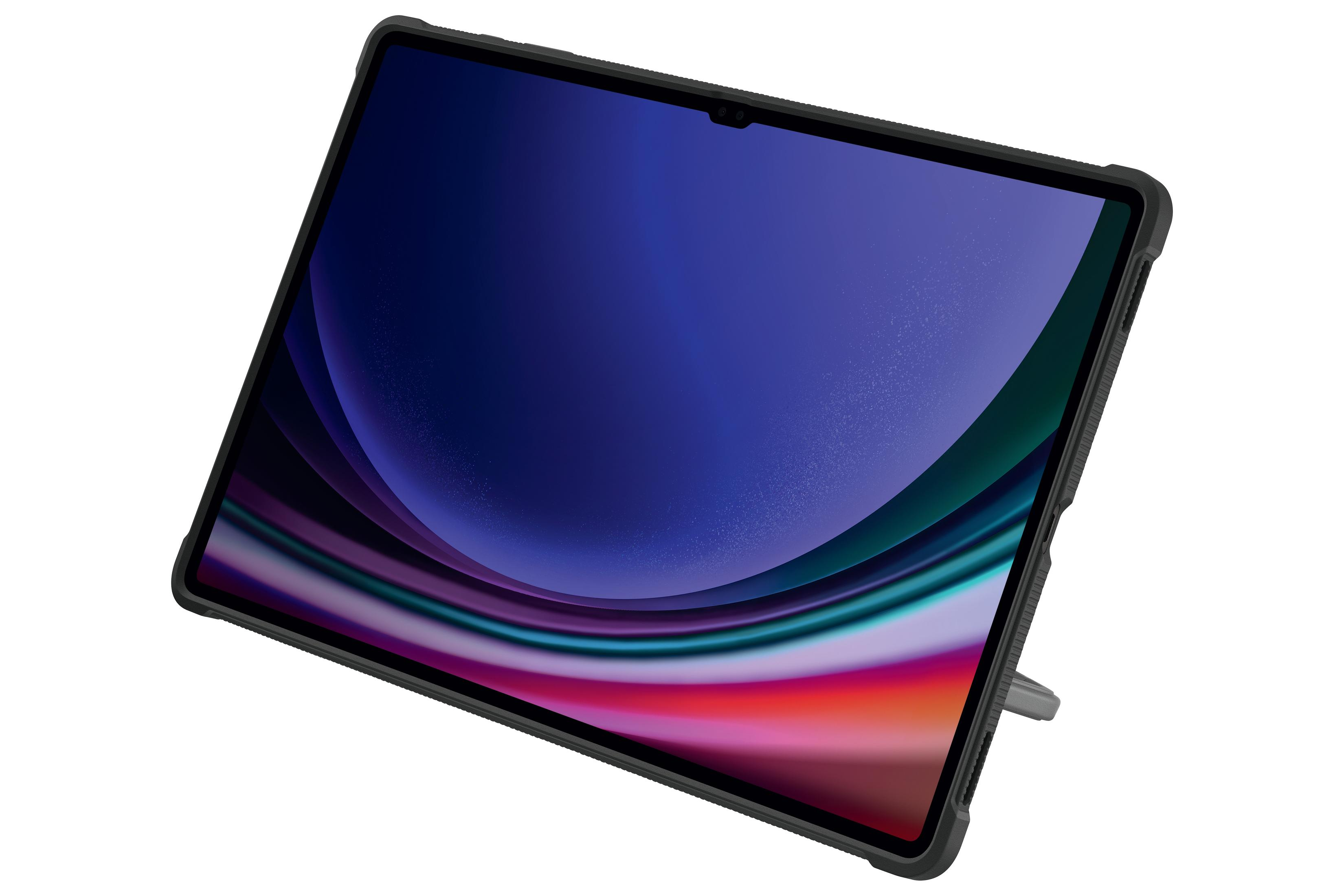 Un tablet su un supporto. Ha un grande schermo con display curvo ed è in una custodia protettiva.