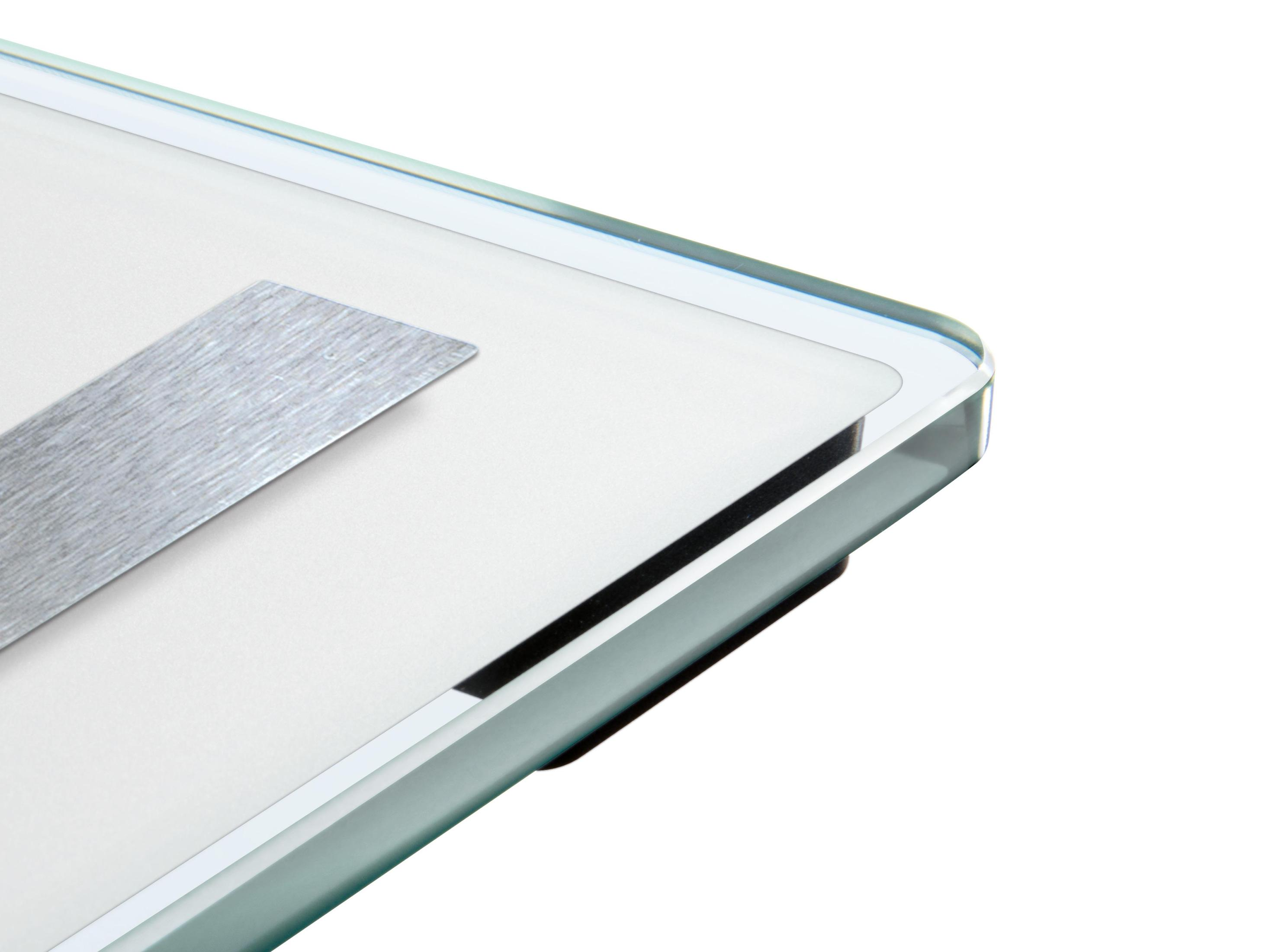 Widok narożny białej wagi ze srebrną płytką na białym tle.