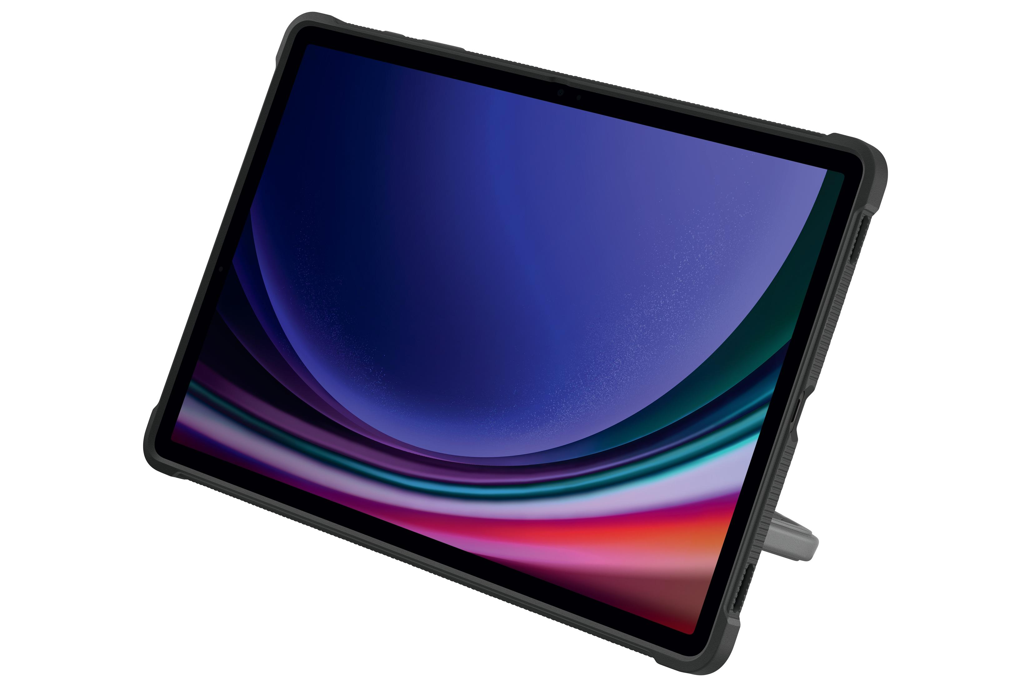 Tablet w wytrzymałym etui, skierowany w górę.