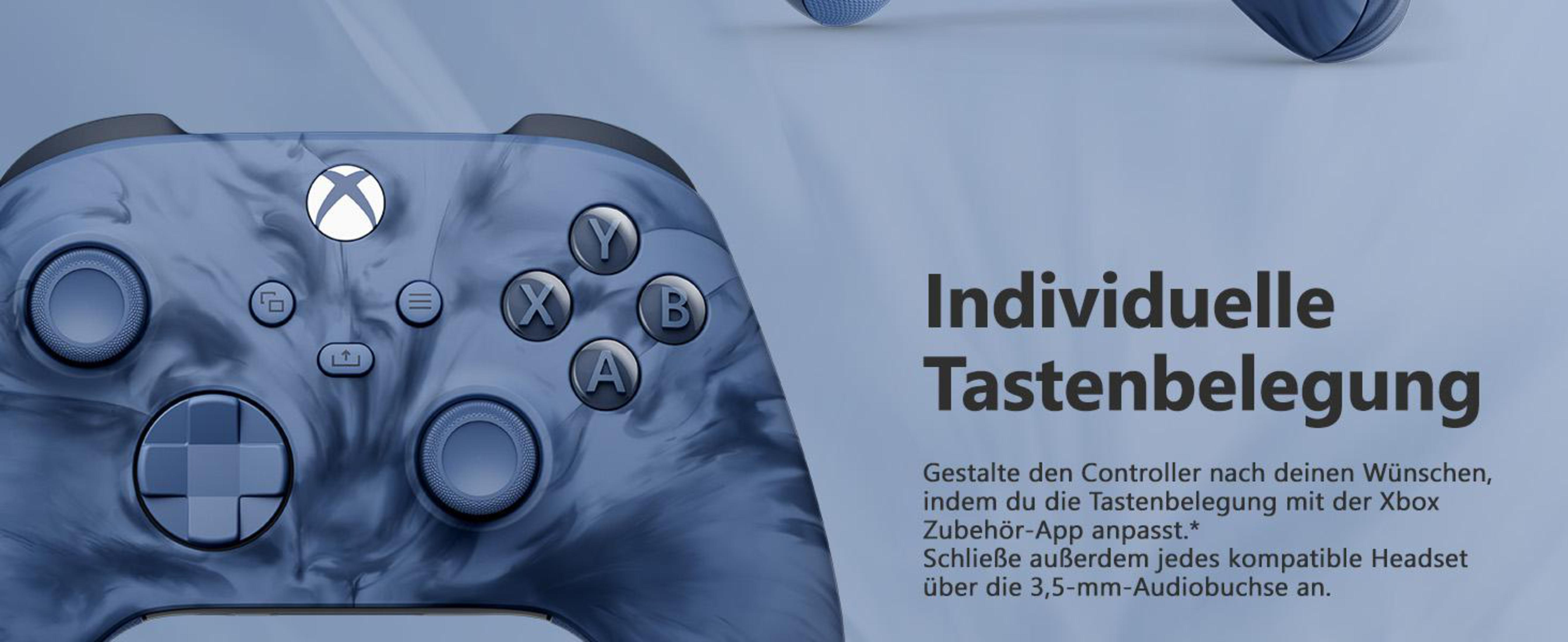 Nahaufnahme eines blauen und silbernen Xbox-Controllers mit Knöpfen und Text.