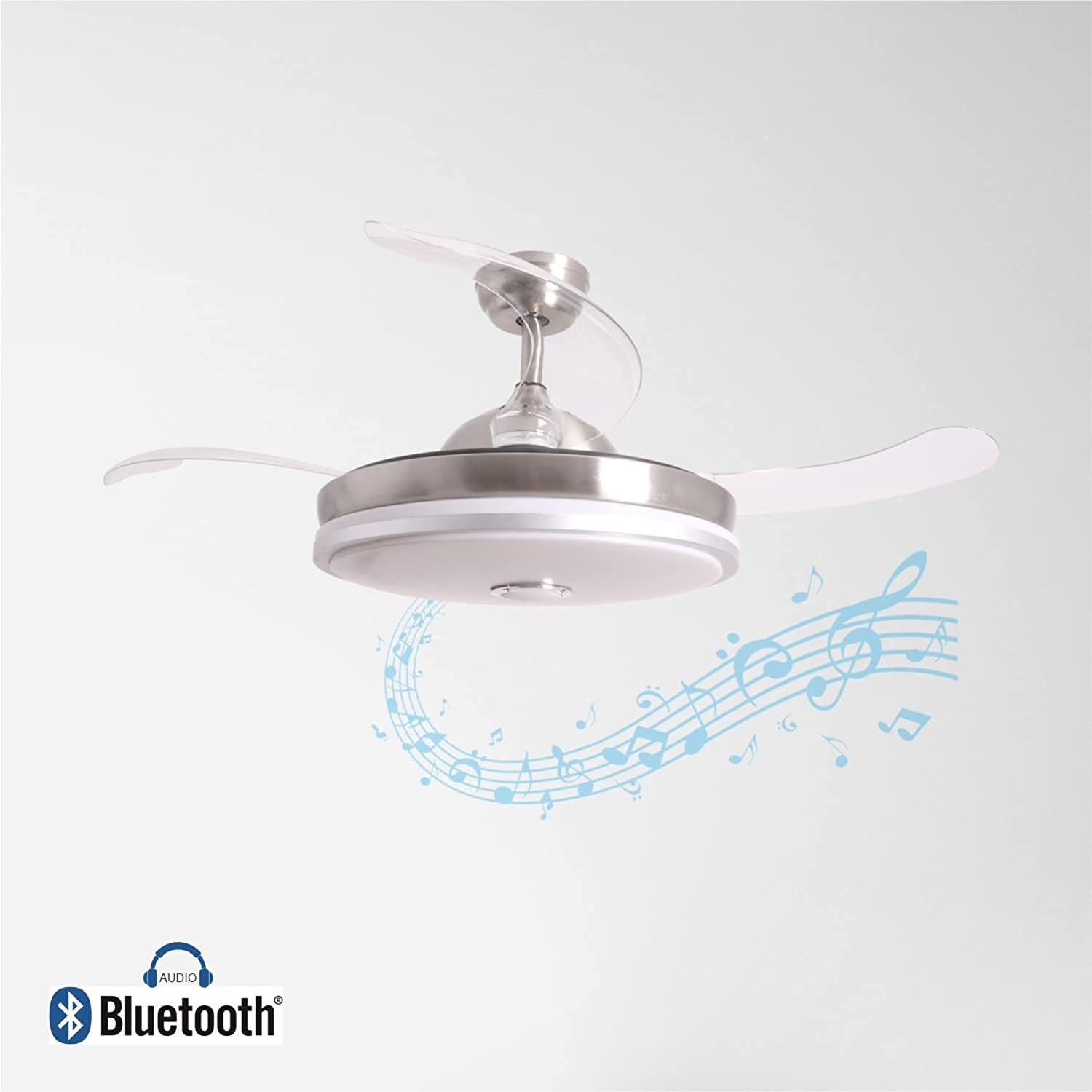 Un ventilador de techo blanco y plateado con tres aspas y un diseño de notas musicales azules.