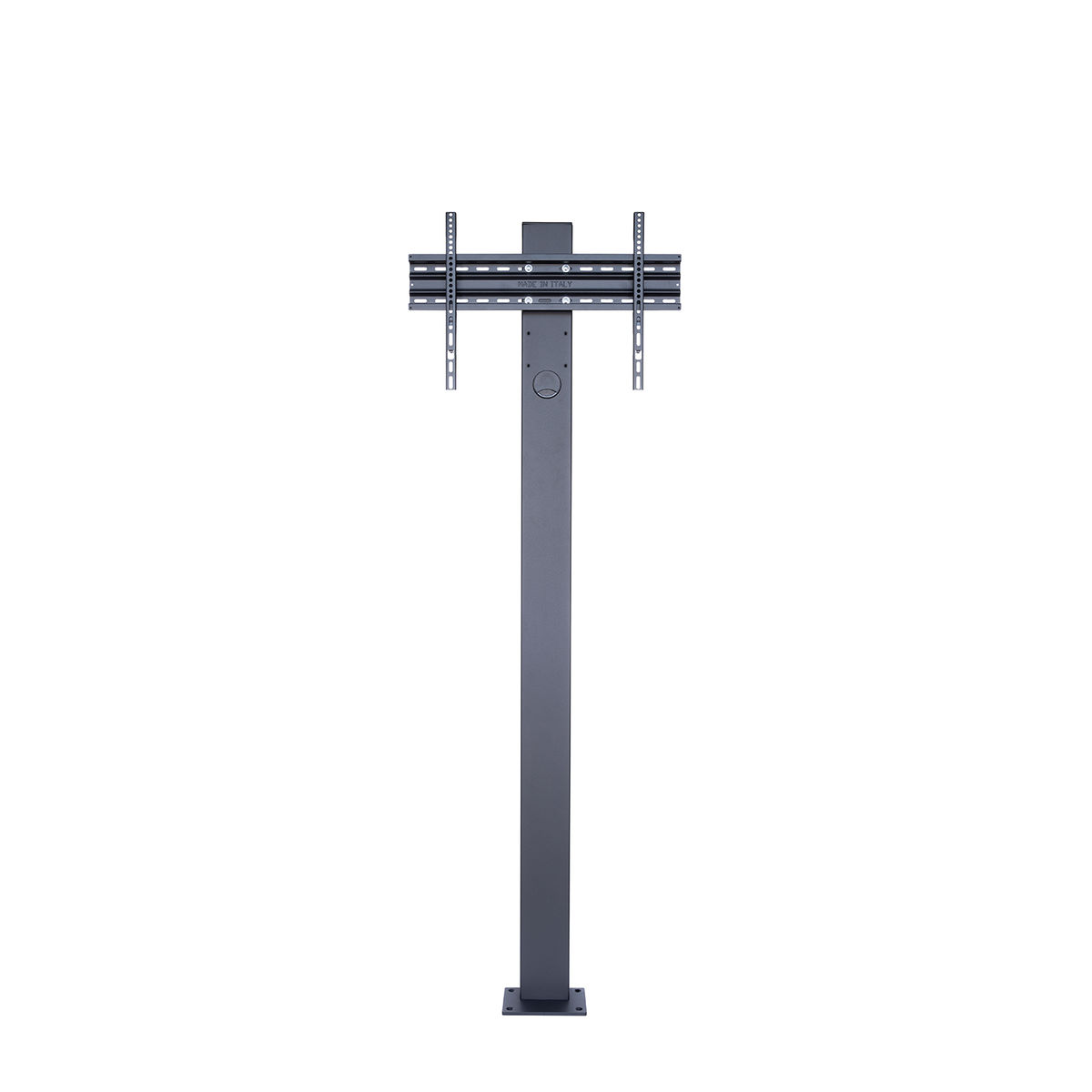 Un supporto TV in metallo nero. È dotato di un palo verticale e di una staffa per montare un TV.