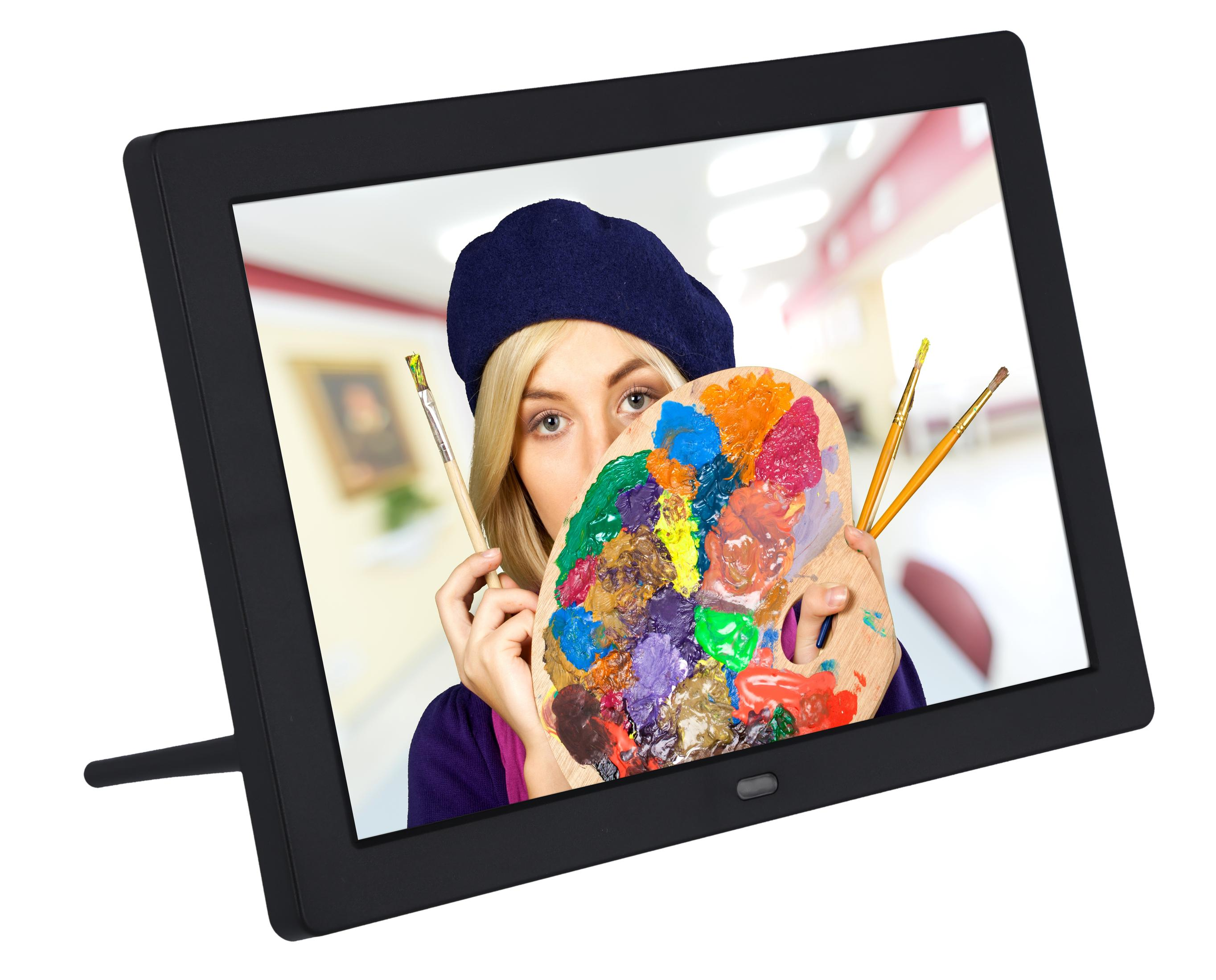 Cyfrowa ramka na zdjęcia wyświetlająca kobietę trzymającą paletę i pędzle, z obrazem w tle.