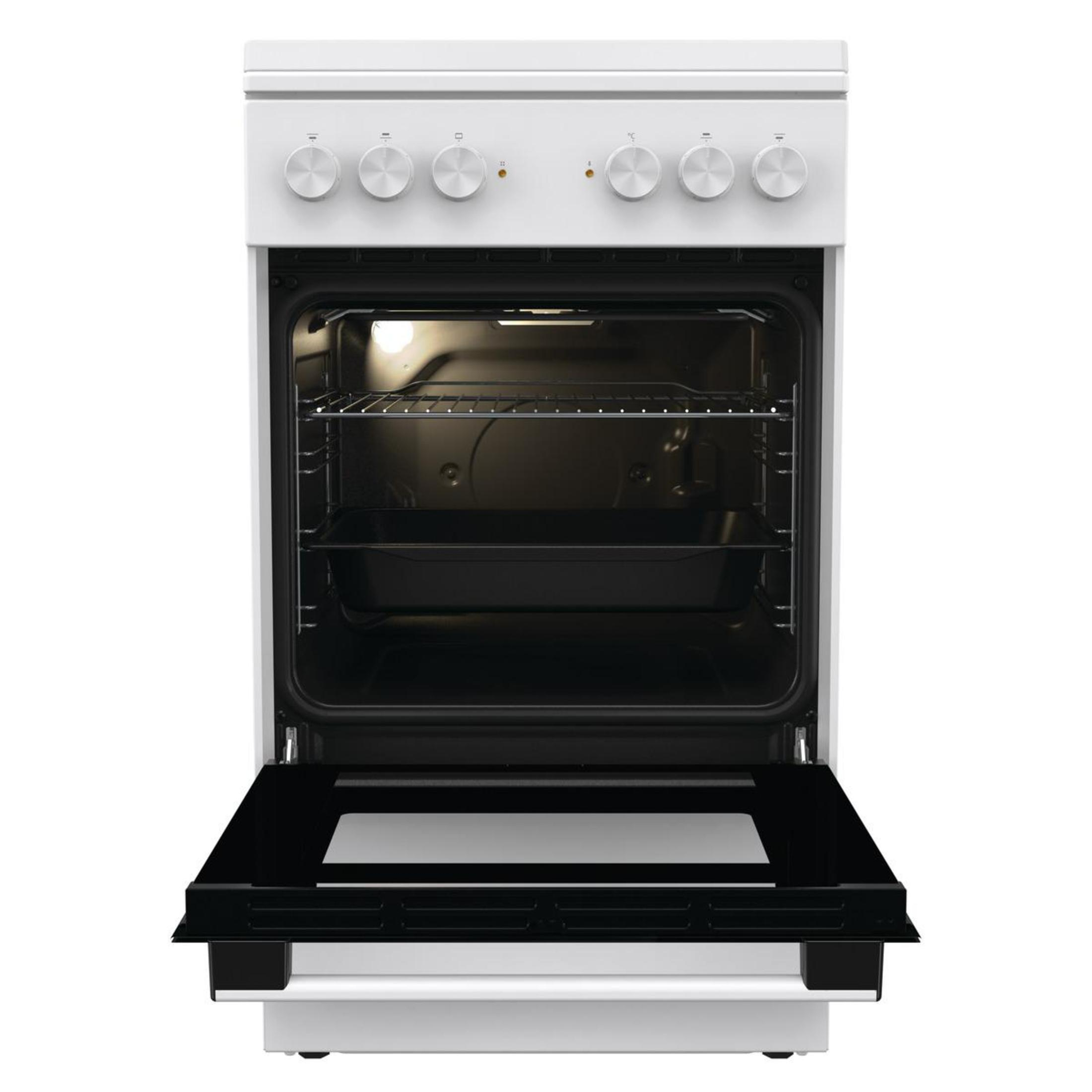 Un forno bianco con la porta aperta. L'interno del forno ha griglie e una teglia.