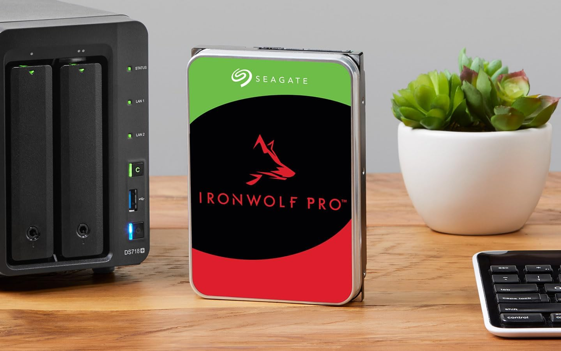 Seagate IronWolf Pro Festplatte, NAS und Zubehör auf einem Holztisch.