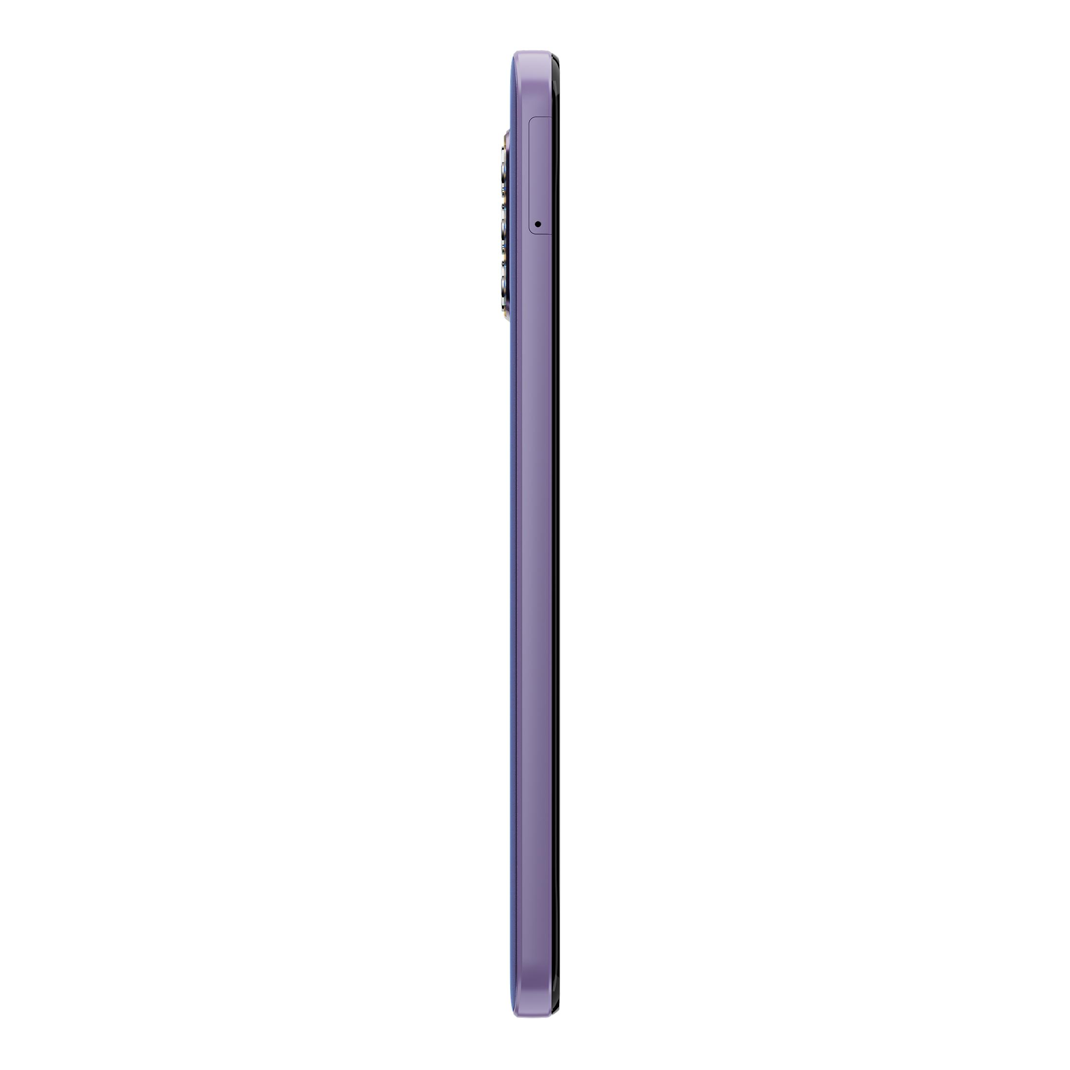 Ein lila Smartphone von der Seite gesehen, isoliert auf weißem Hintergrund.