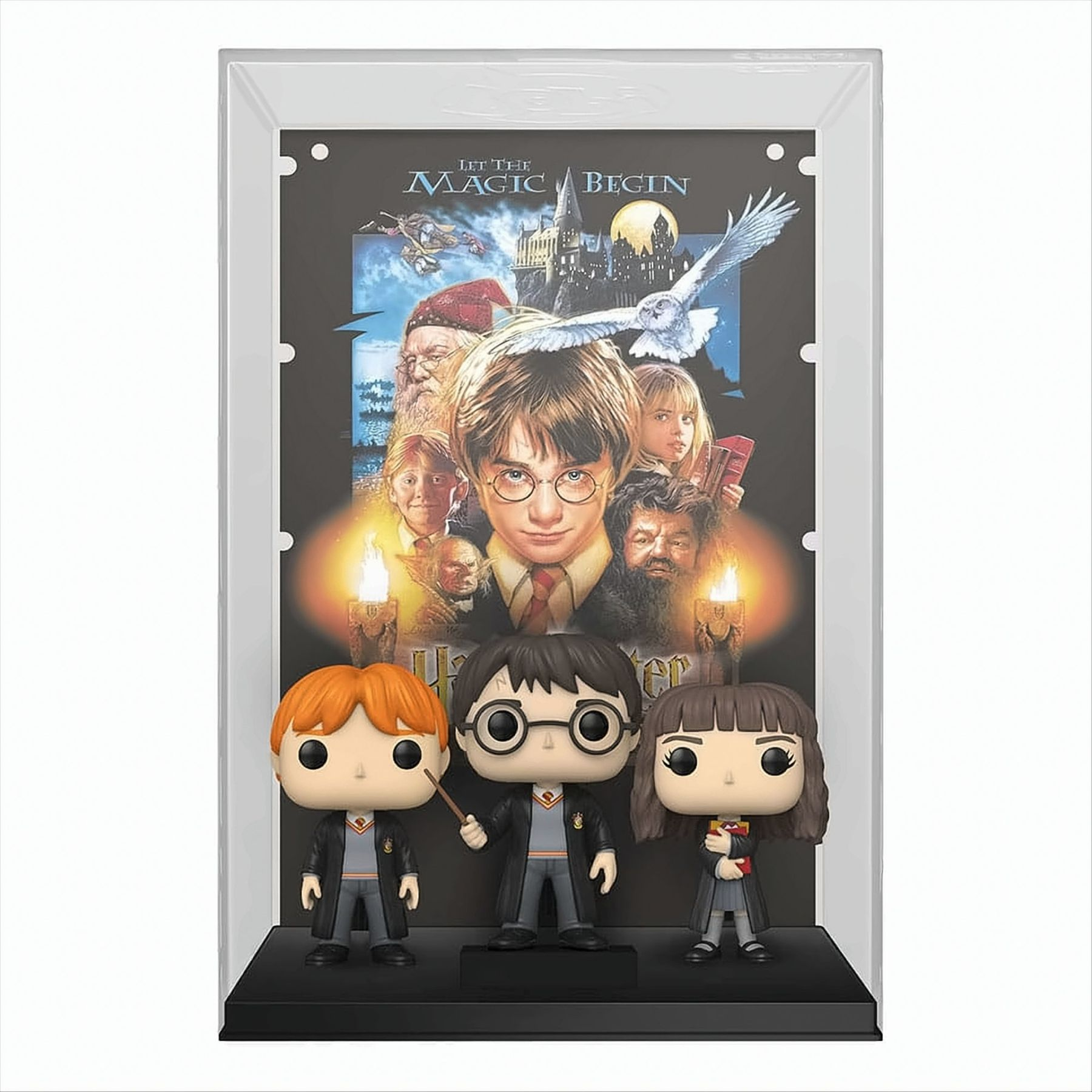 Harry-Potter-Vitrine mit Figuren und einem Poster. Figuren sind Harry, Ron und Hermine.
