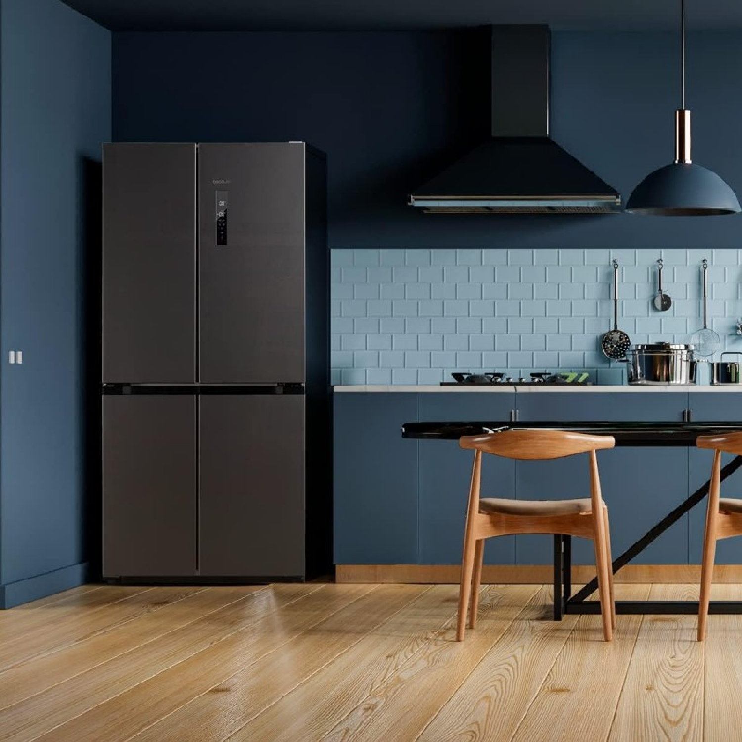 Una cucina con pareti blu scuro e pavimento in legno. Sono visibili un frigorifero, una cappa e mobili.