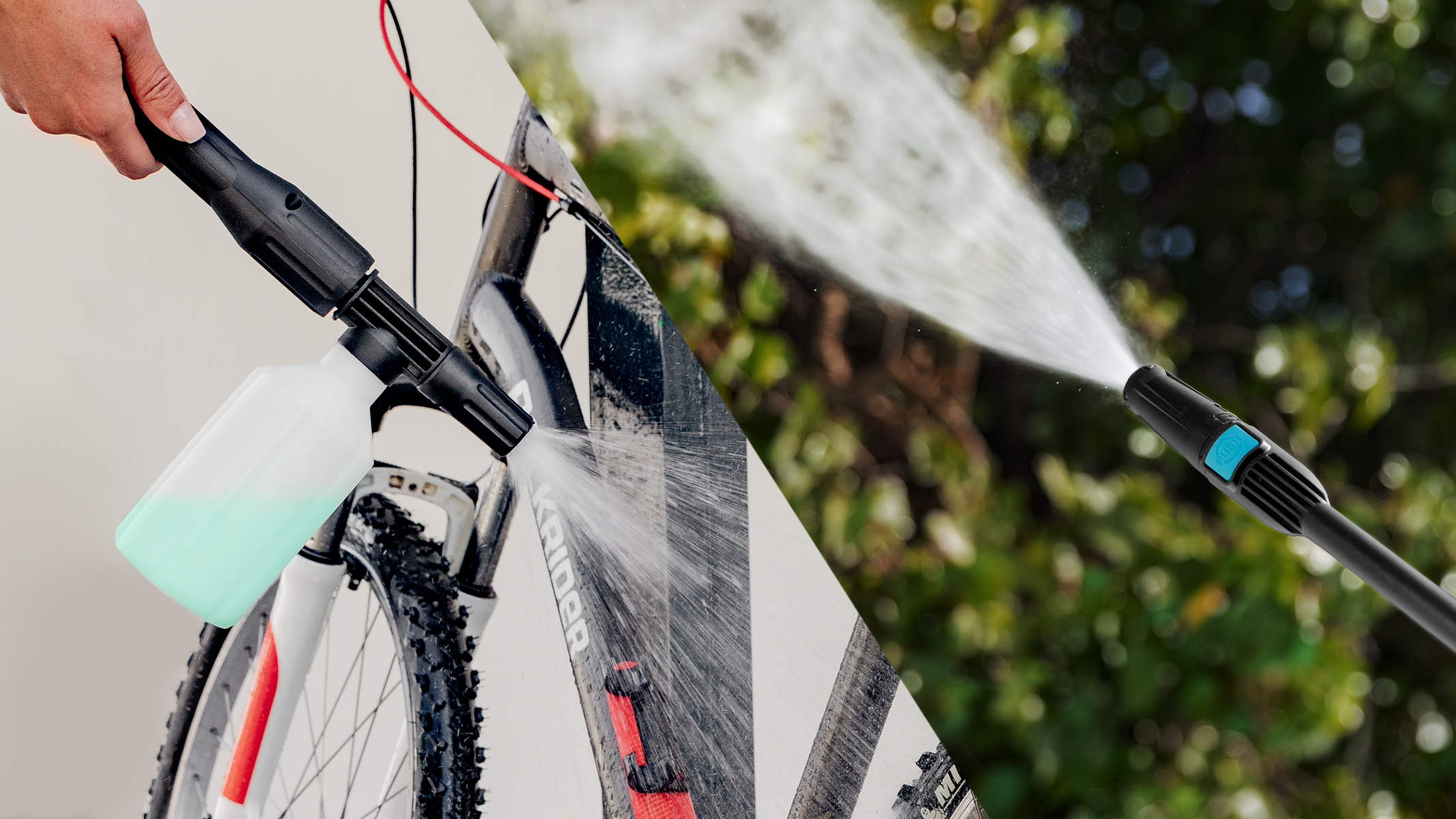 Een hogedrukreiniger die een fiets besproeit en een waterstraal op een wazige achtergrond.