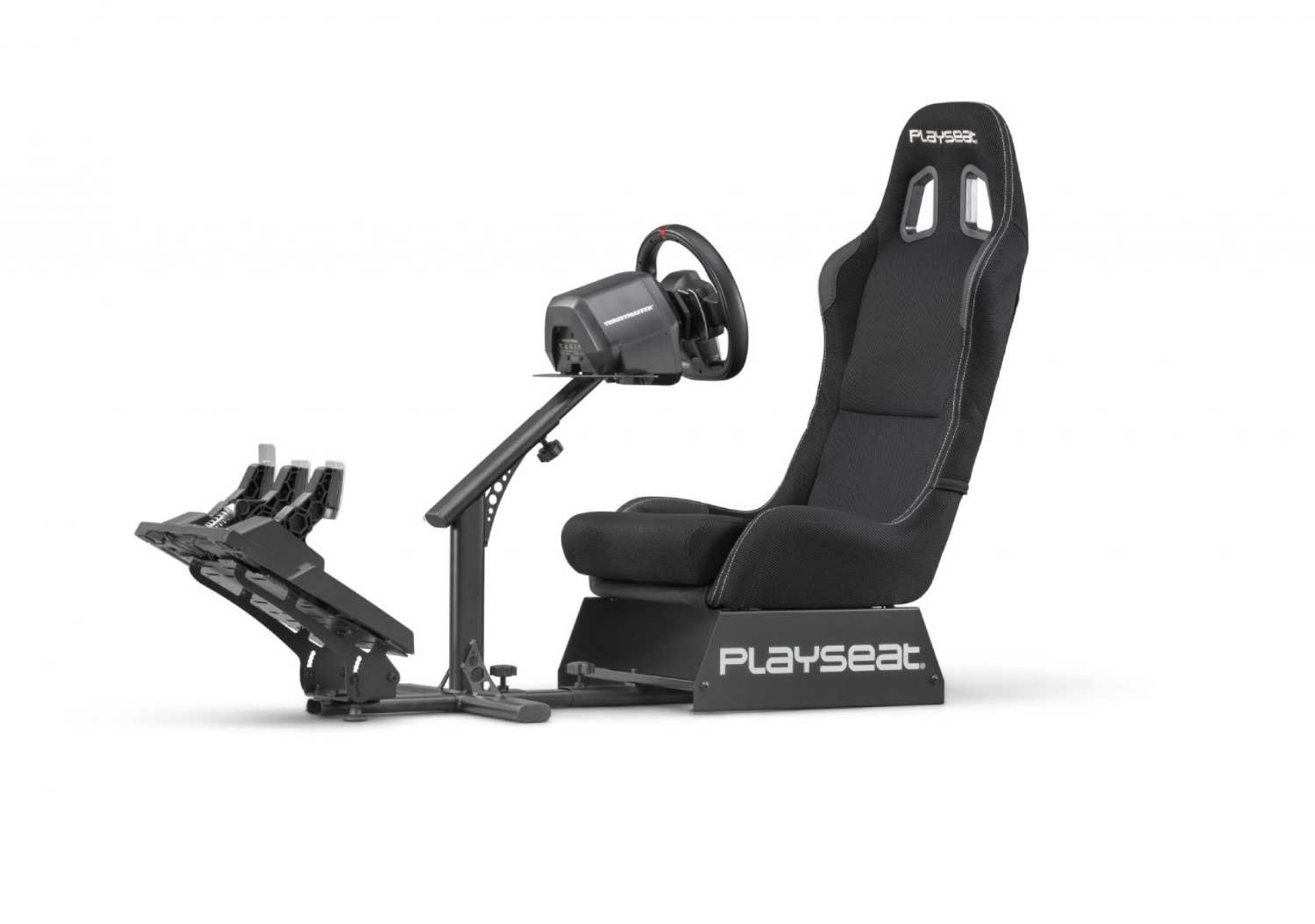 Configuración de simulador de carreras con asiento negro, volante y pedales. Fondo blanco.