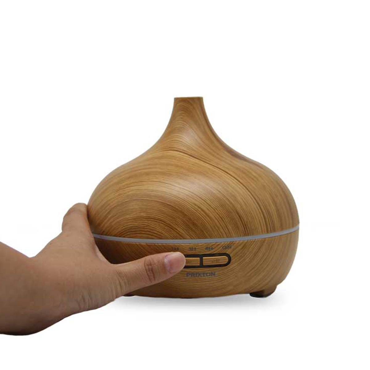 Ręka trzymająca dyfuzor o wyglądzie drewna. U dołu znajdują się przyciski.