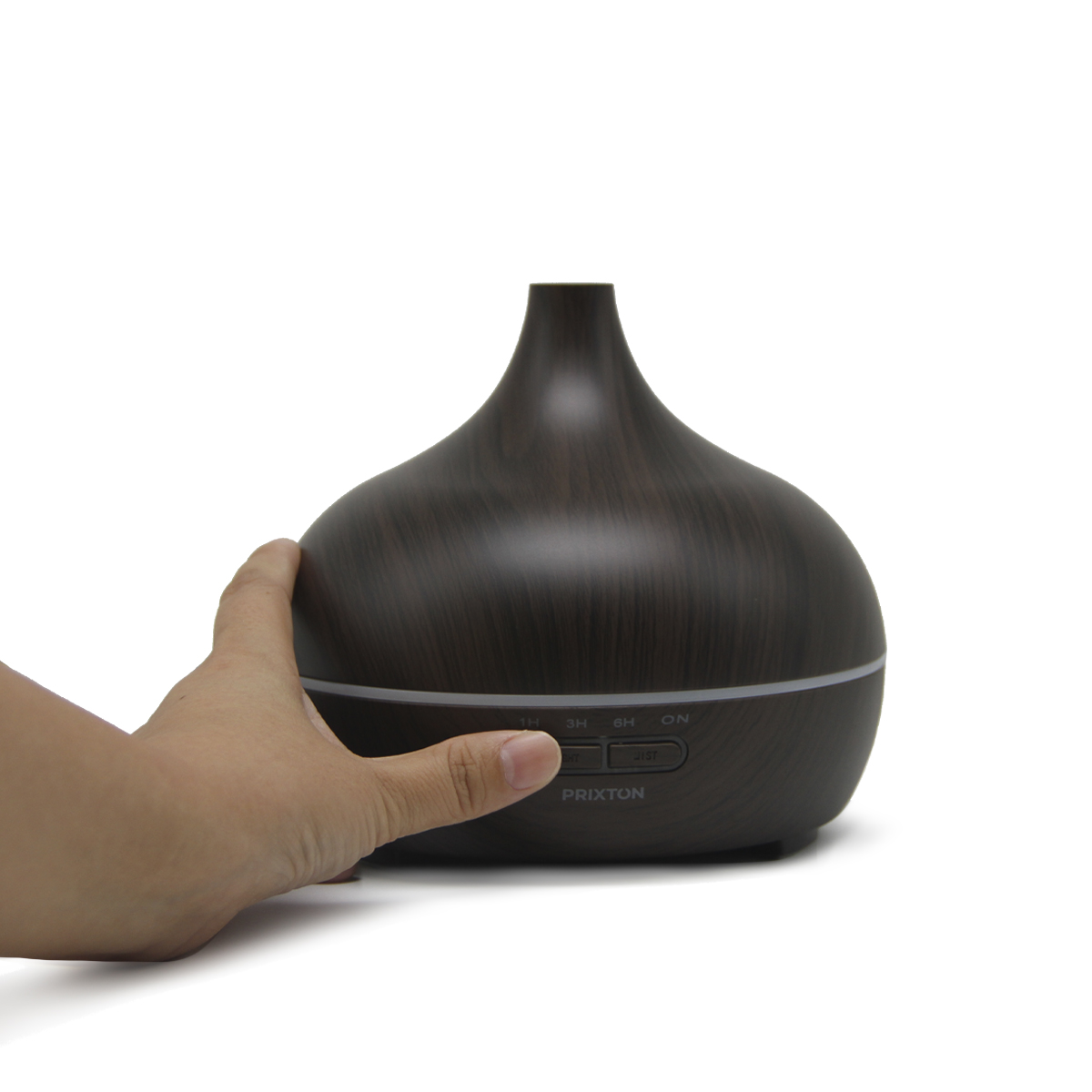 Brązowy dyfuzor olejków eterycznych o wyglądzie drewna, trzymany w dłoni. Białe tło.