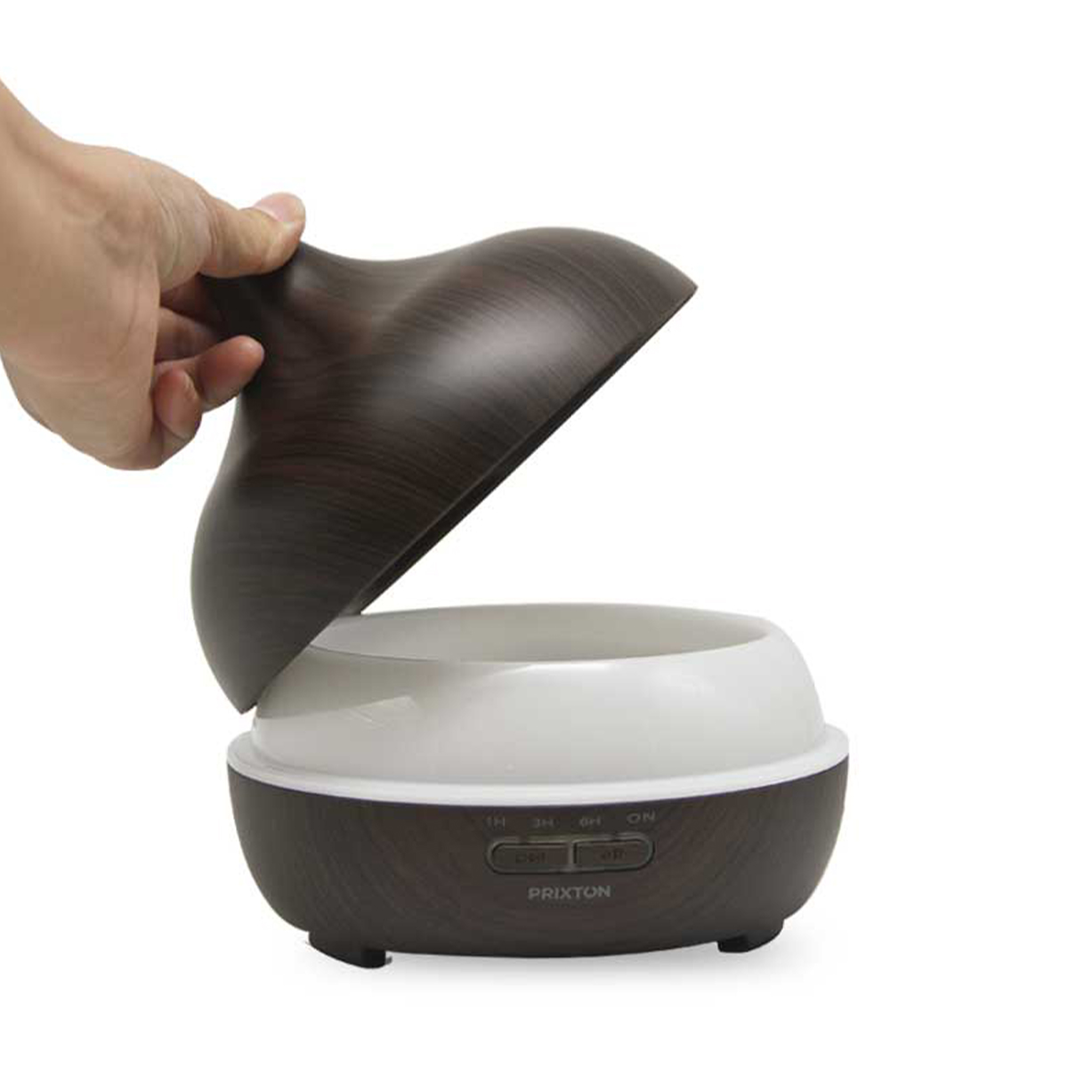 Ręka otwiera brązowo-biały dyfuzor olejków eterycznych. Brązowe usłojenie drewna na górze.