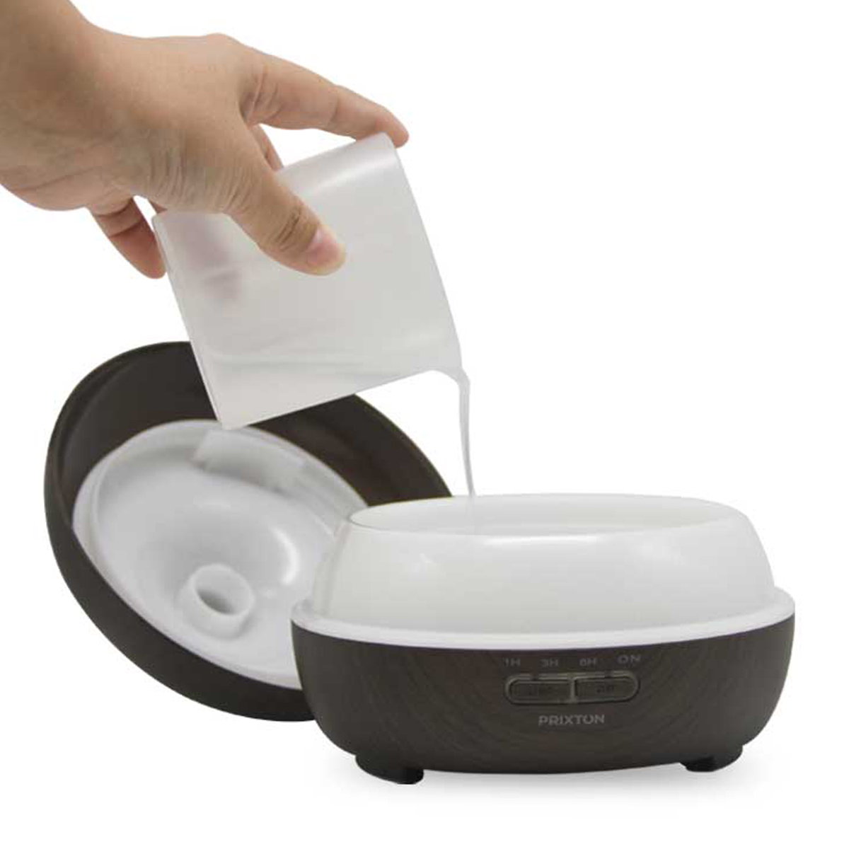 Ręka wlewa wodę z pojemnika do białego i brązowego dyfuzora olejków eterycznych.