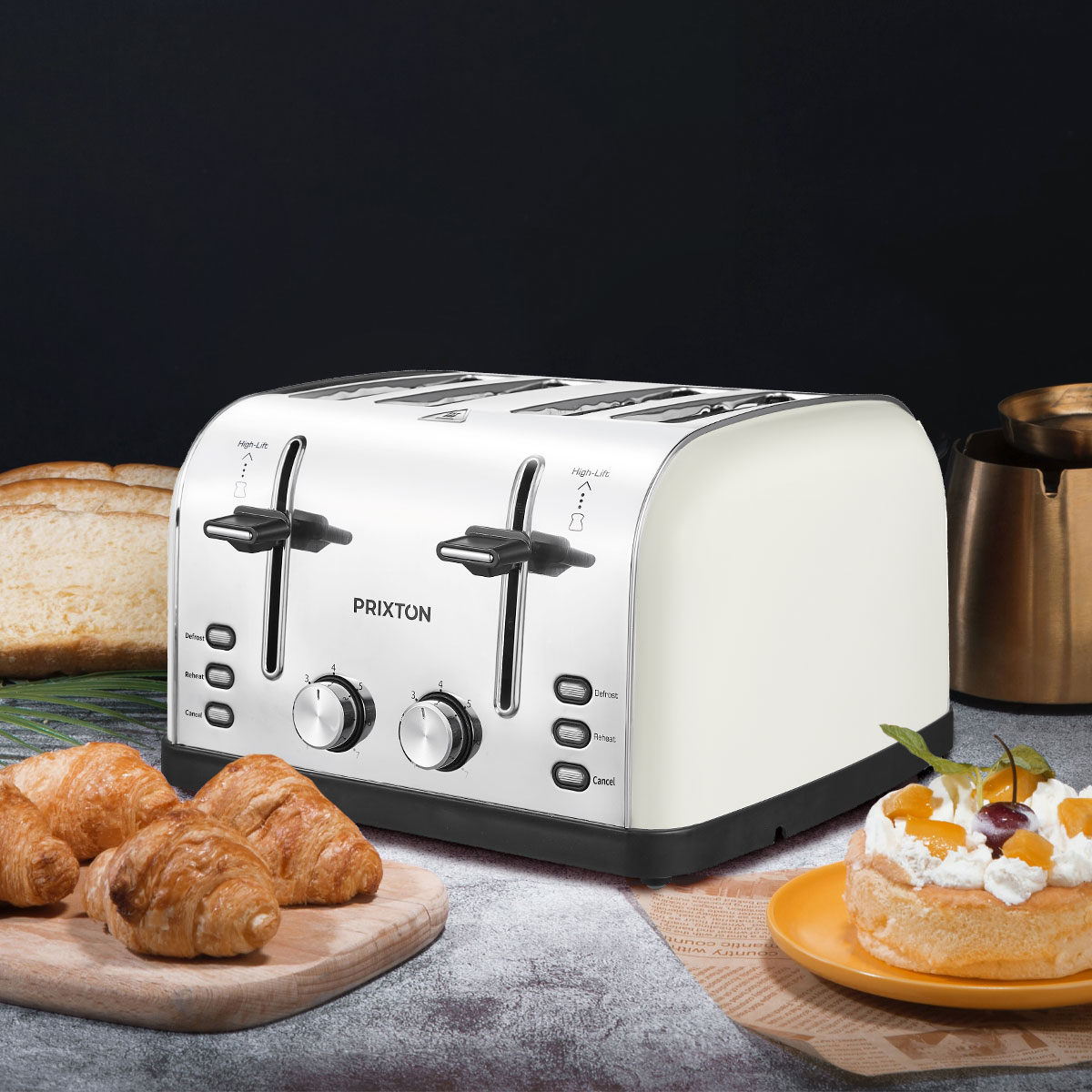 Biały toster z chlebem, rogalikami i ciastem. Toster ma elementy sterujące i nazwę marki.