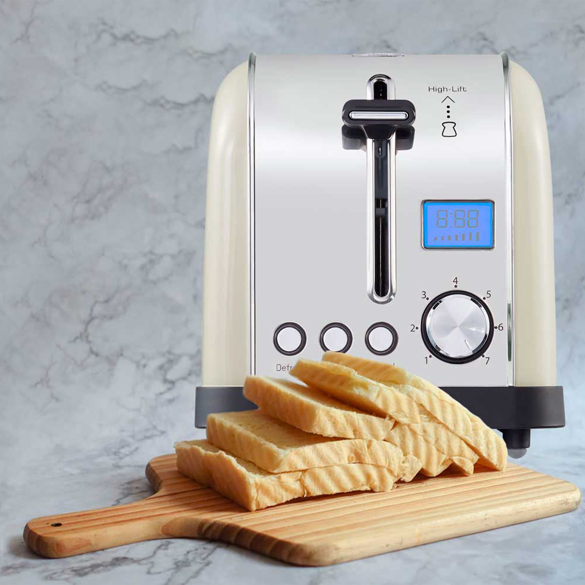 Toster w stylu retro z kromkami chleba na drewnianej desce do krojenia, niebieski wyświetlacz cyfrowy.