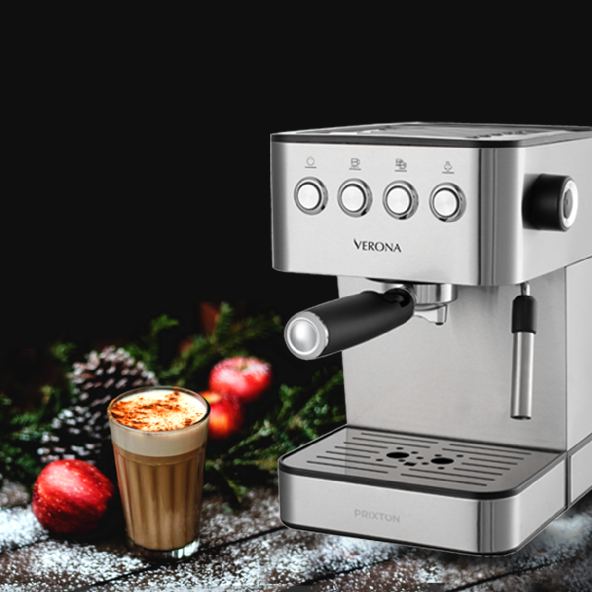 Srebrny ekspres do kawy z filiżanką kawy i cynamonem, z dekoracjami świątecznymi w tle.