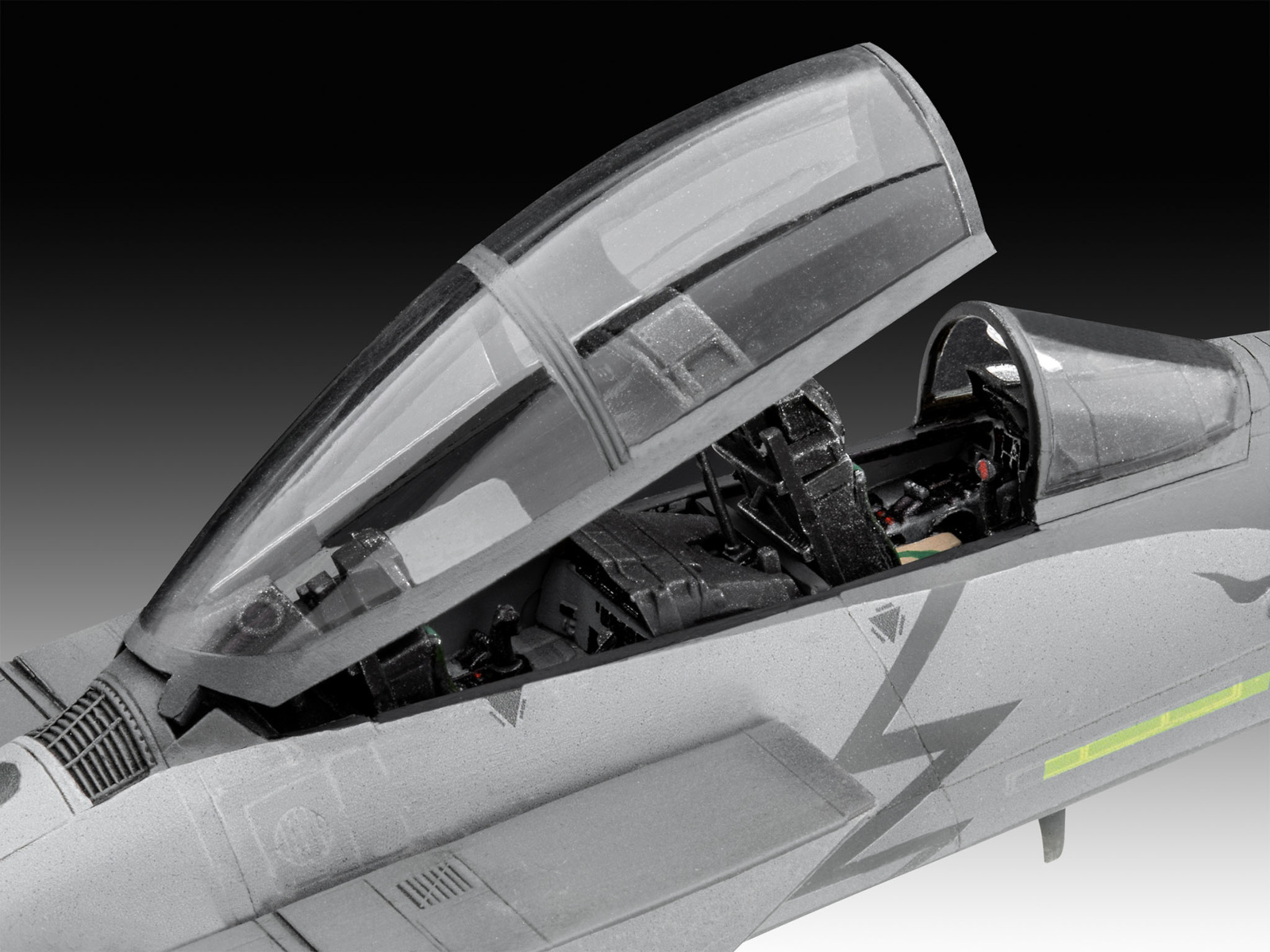 Nahaufnahme eines Modellflugzeugcockpits, offenes Verdeck zeigt Sitz und Bedienelemente.
