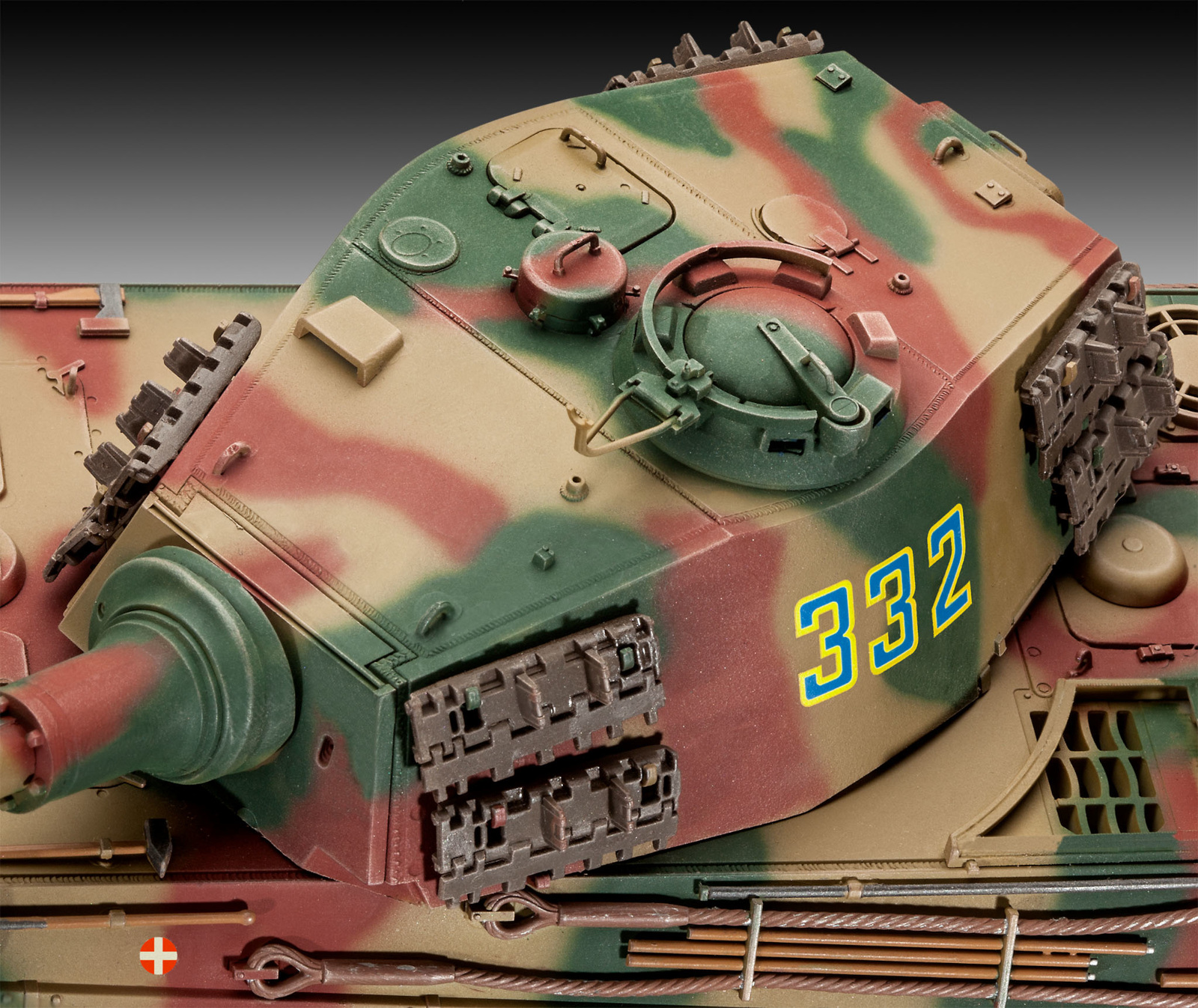 Modelltank mit Tarnung, gelben Zahlen und Details.