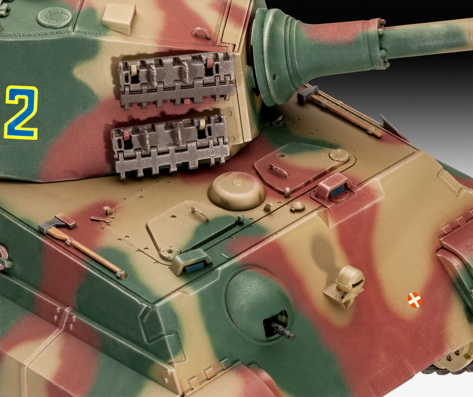 Nahaufnahme eines Panzermodells mit grüner, brauner und roter Tarnung mit '2'.