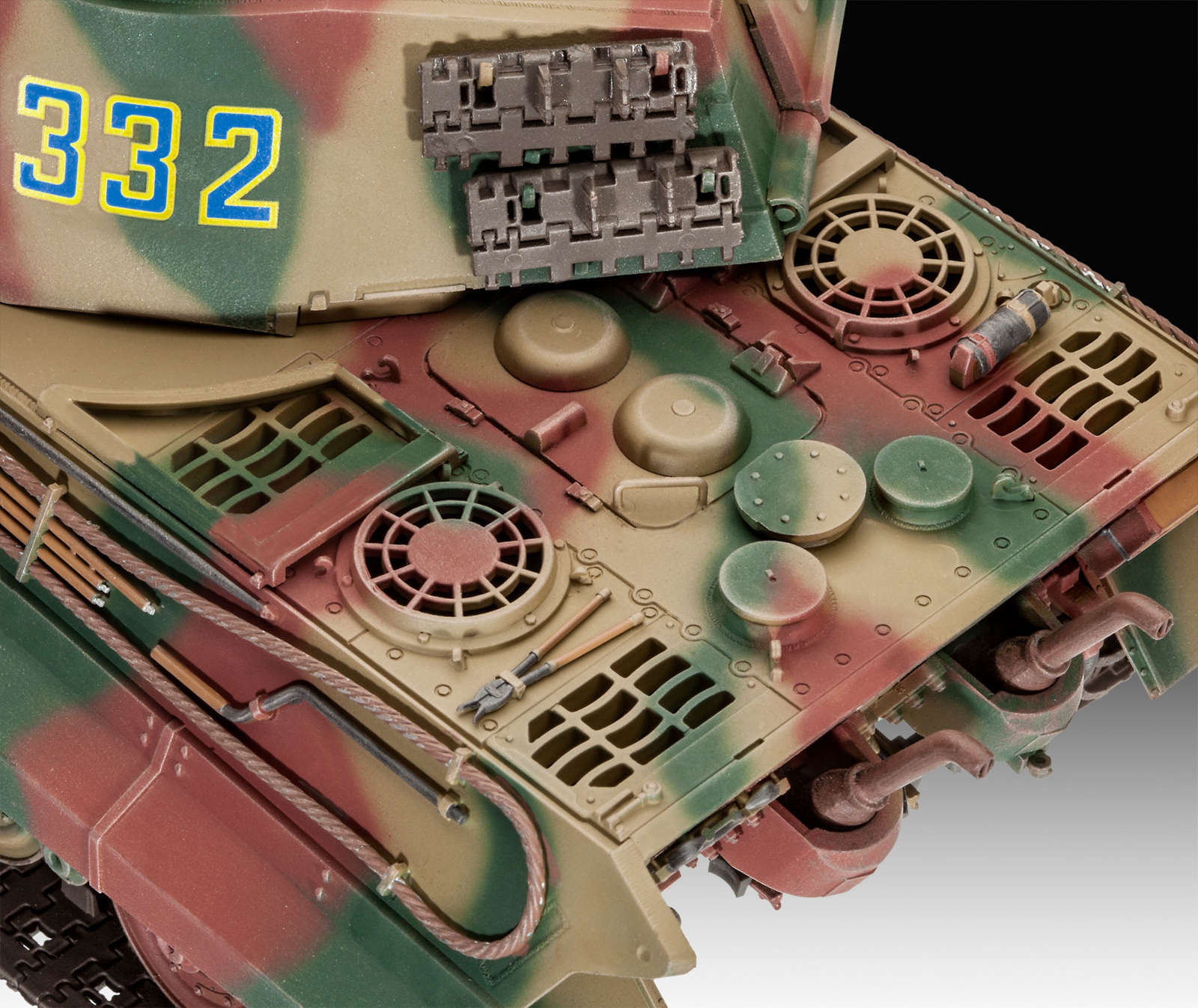 Eine detaillierte Nahaufnahme eines Modellpanzers. Er ist in Tarnfarben mit der Nummer 332 bemalt.