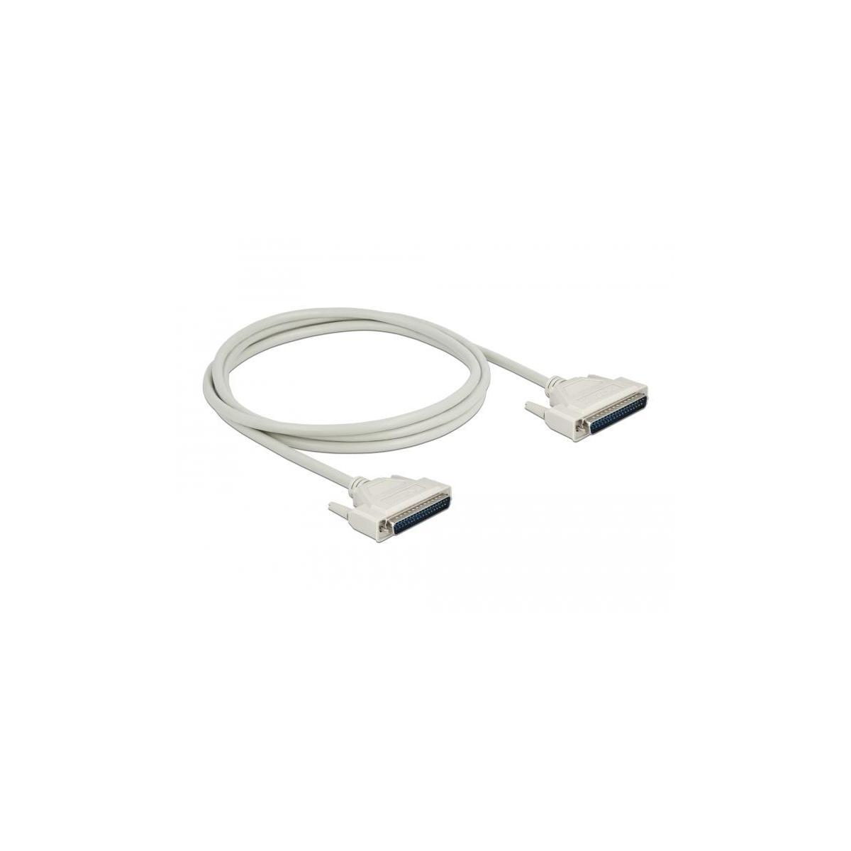 Un cavo grigio con due connettori. Sfondo bianco.