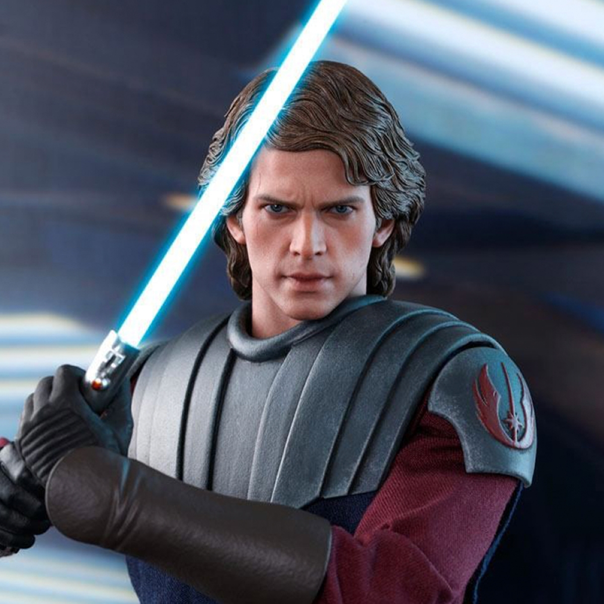 Anakin Skywalker Figur, die ein blaues Lichtschwert hält. Er trägt ein dunkles Outfit, strenger Blick.