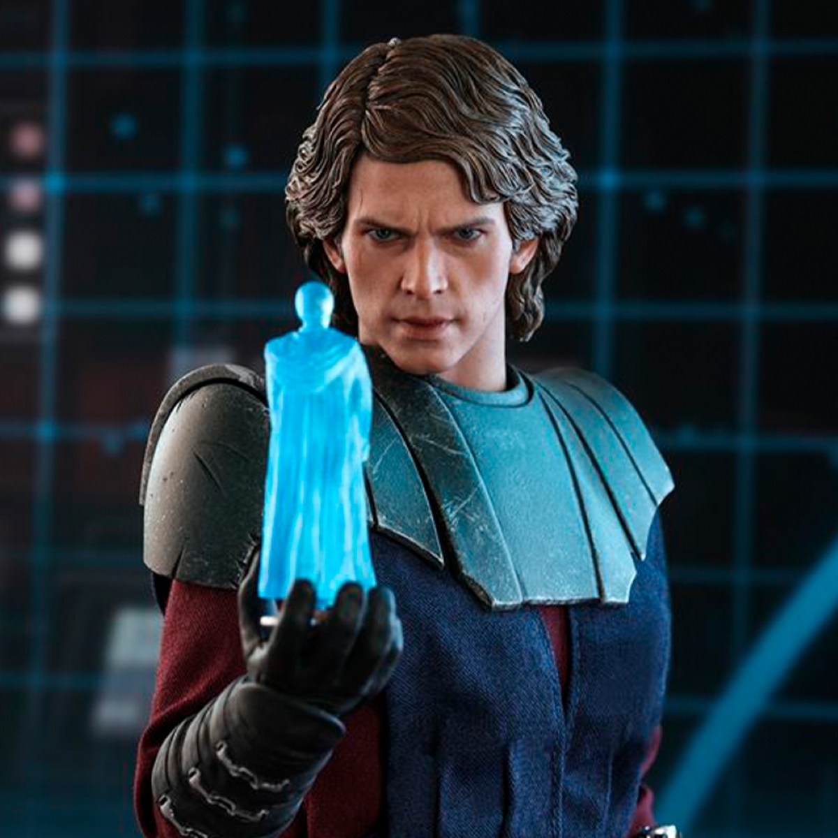 Anakin Skywalker Figur in Star Wars. Er hält ein blaues Hologramm und blickt den Betrachter an.
