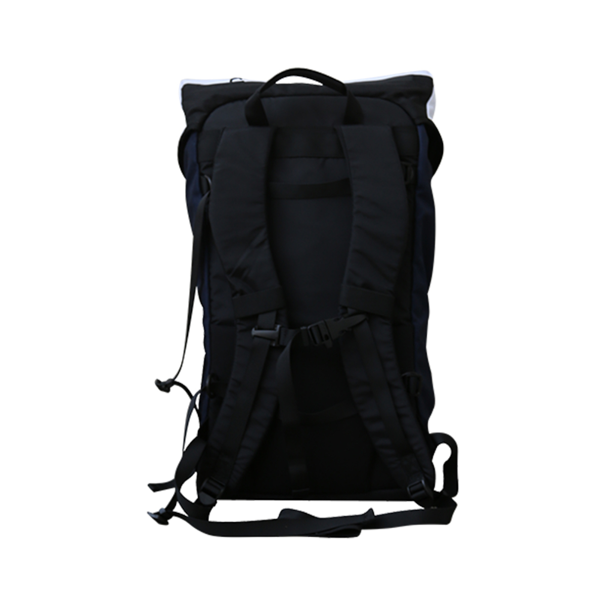 Ein schwarzer Rucksack mit blauen Akzenten, von hinten betrachtet. Die Träger sind schwarz, der Hintergrund ist weiß.