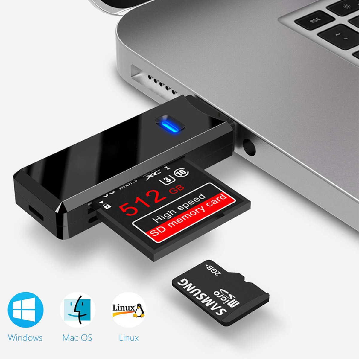 Ein schwarzes Kartenlesegerät mit eingesetzter SD-Karte und eine Samsung Micro-SD-Karte.