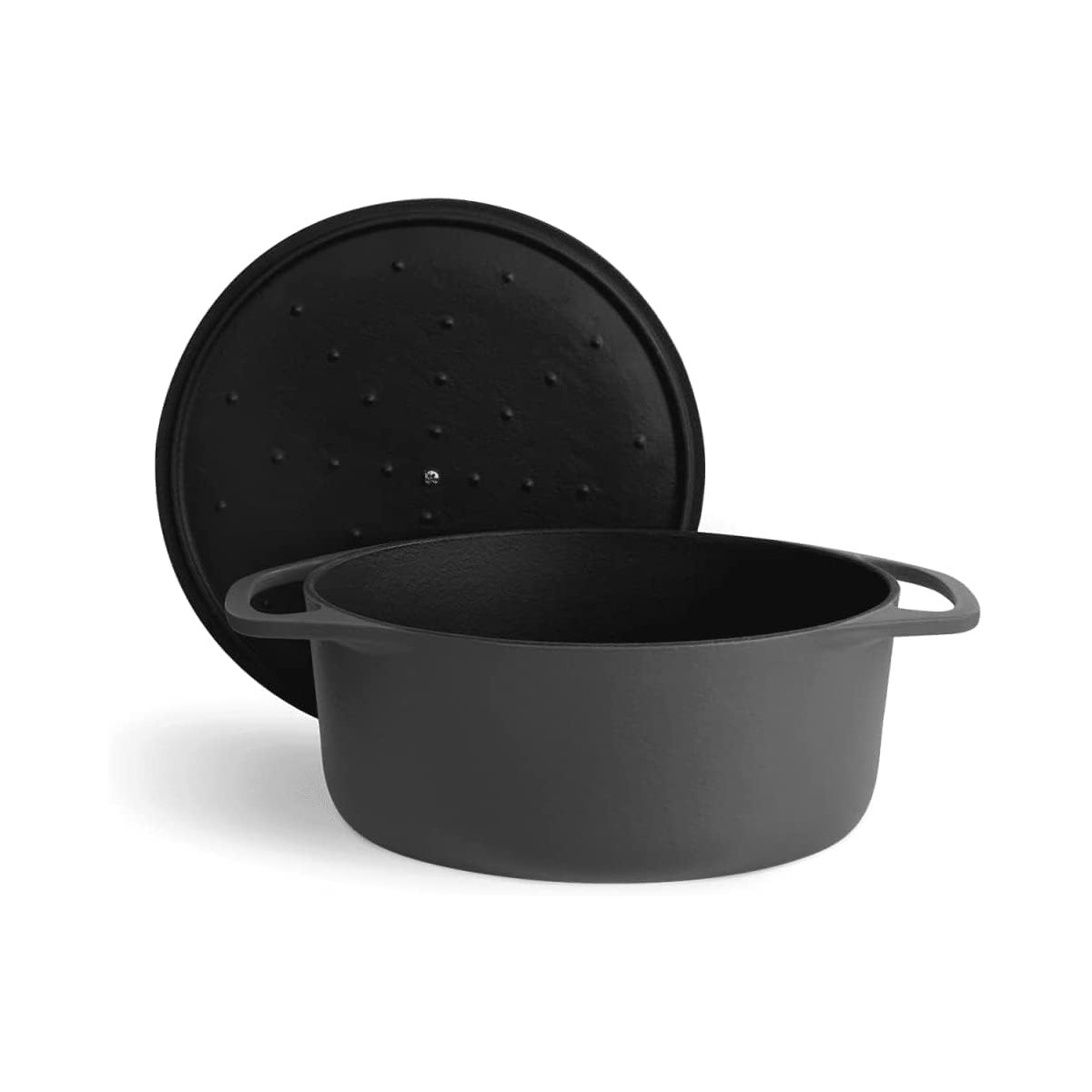 Schwarzer Kochtopf mit Deckel, auf weißem Hintergrund.