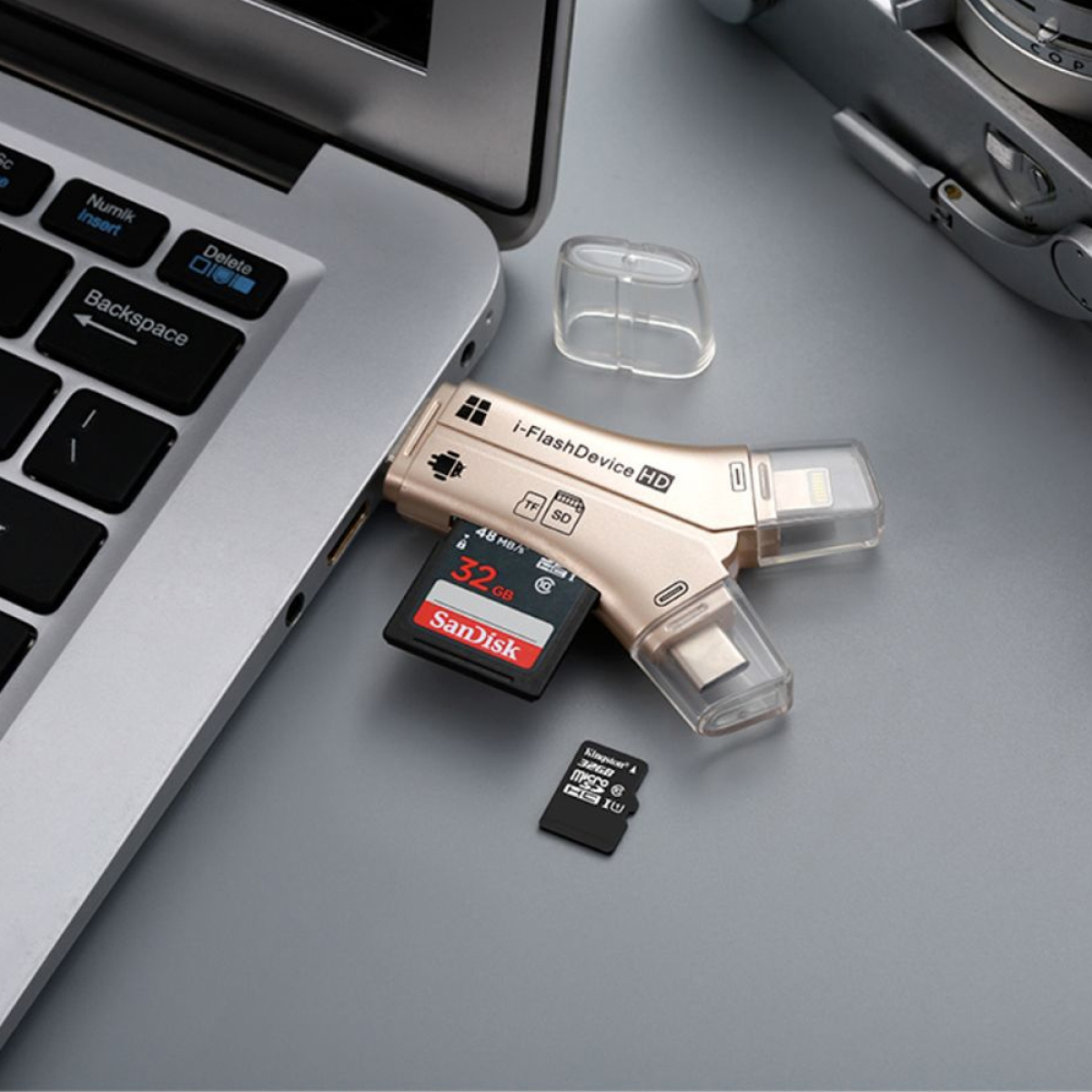 USB-C-Adapter mit Micro-SD-Karte und Standard-SD-Karte, an einen Laptop angeschlossen.