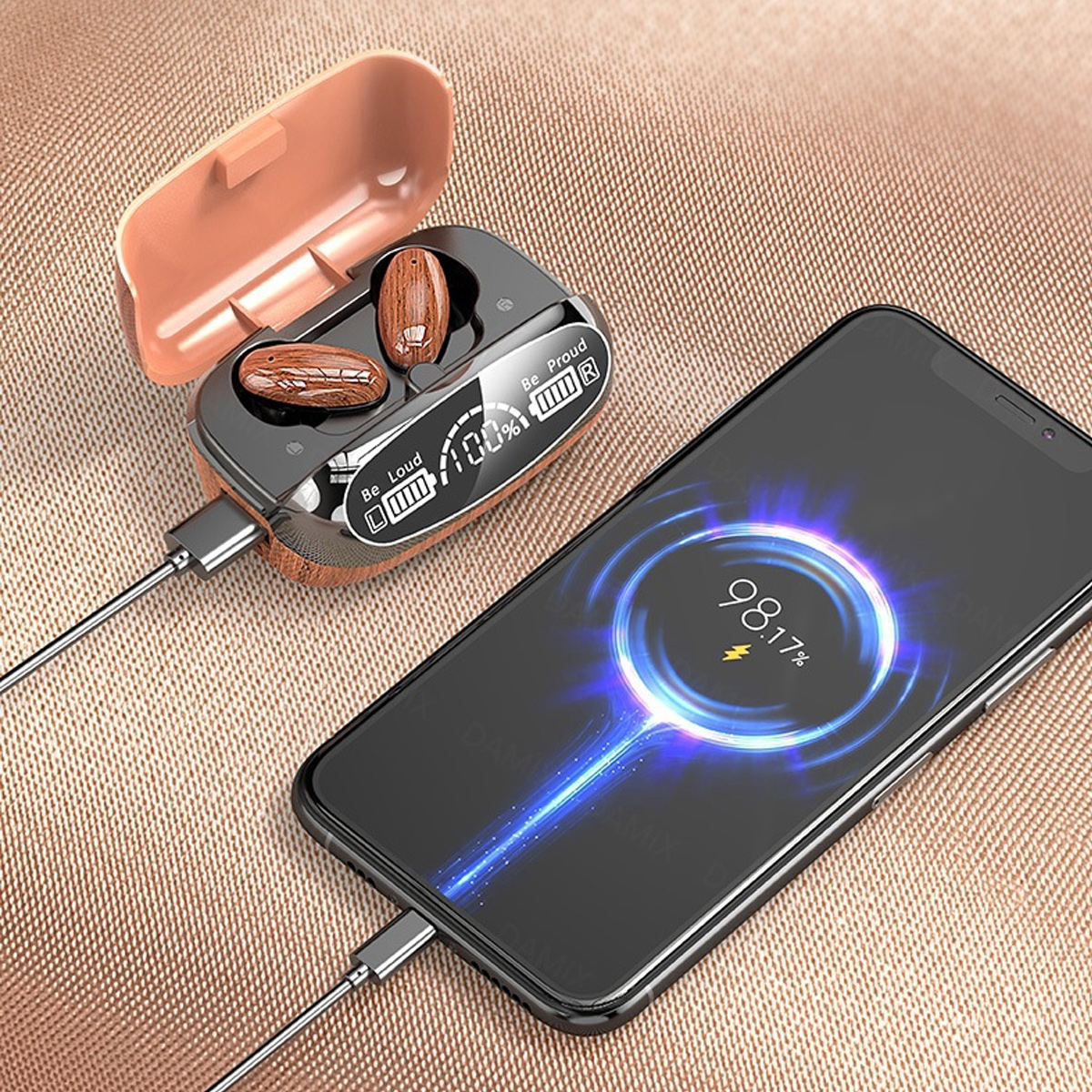 Ohrhörer werden auf einem kabellosen Ladepad aufgeladen. Telefon zeigt Aufladen an. Braune Oberfläche.
