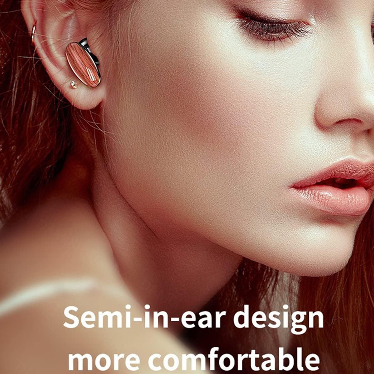 Nahaufnahme einer Frau mit einem Ohrhörer im Ohr. Text: Semi-in-ear design.