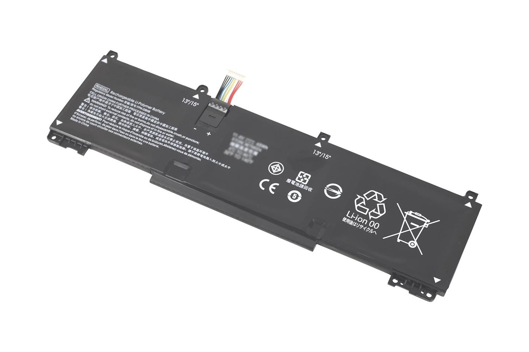 Batteria per laptop su sfondo bianco. È nera con etichette e simboli di sicurezza.