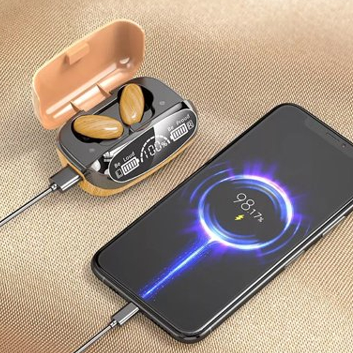Ohrhörer, die auf einem Ladeetui neben einem ladenden Telefon aufgeladen werden.