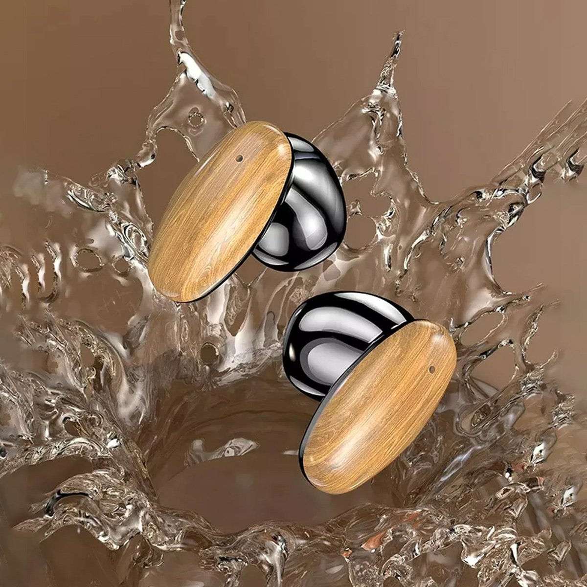 Ohrhörer im Wasserspritzer. Holz- und Schwarzfarben. Brauner Hintergrund.
