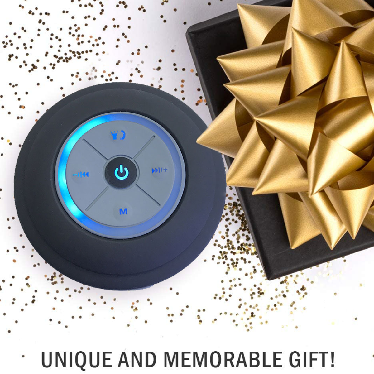 Schwarzer wasserdichter Lautsprecher mit blauen Lichtern, goldener Schleife und Geschenkbox auf weißer Oberfläche.