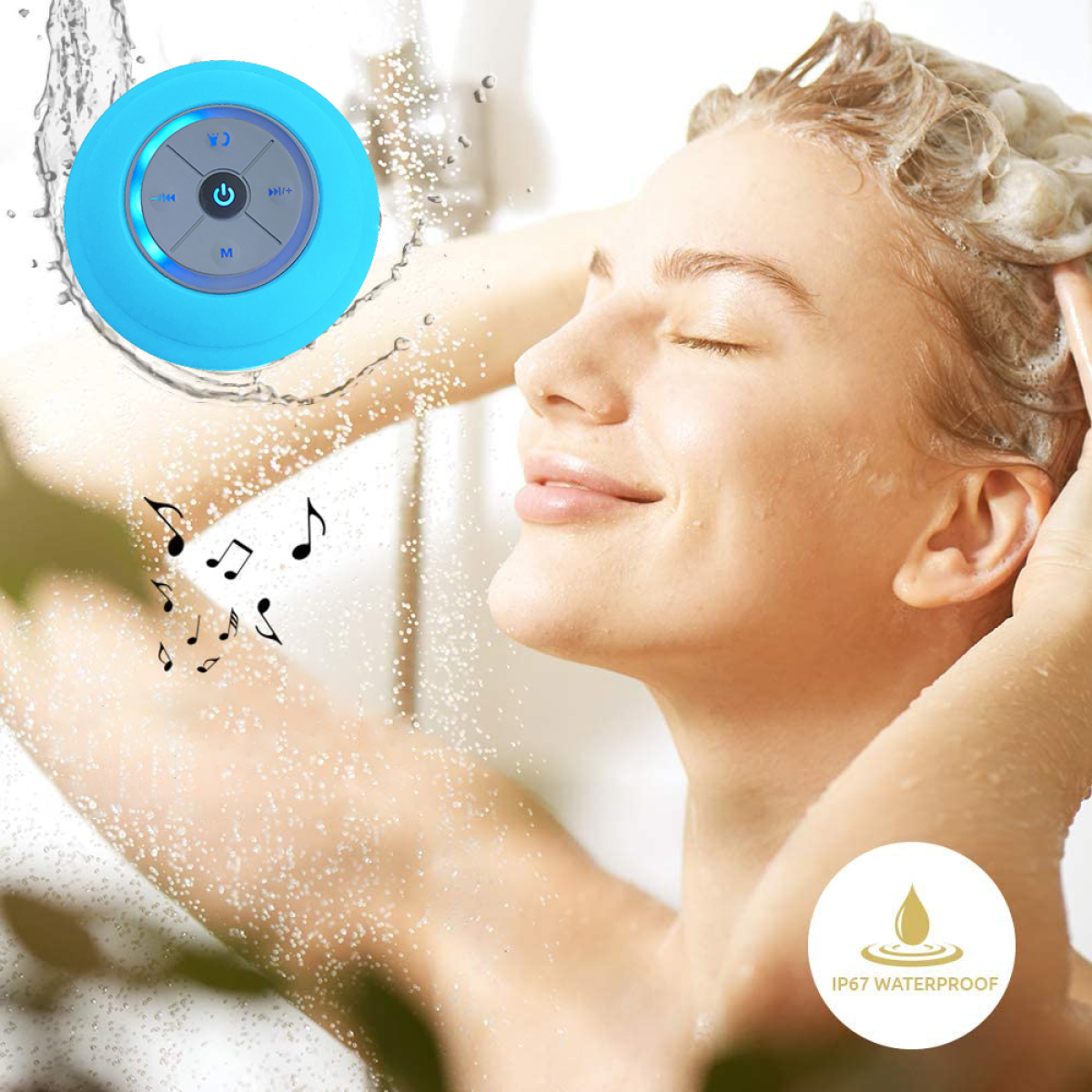 Frau unter der Dusche mit blauem wasserdichten Lautsprecher, Wasser und Noten.