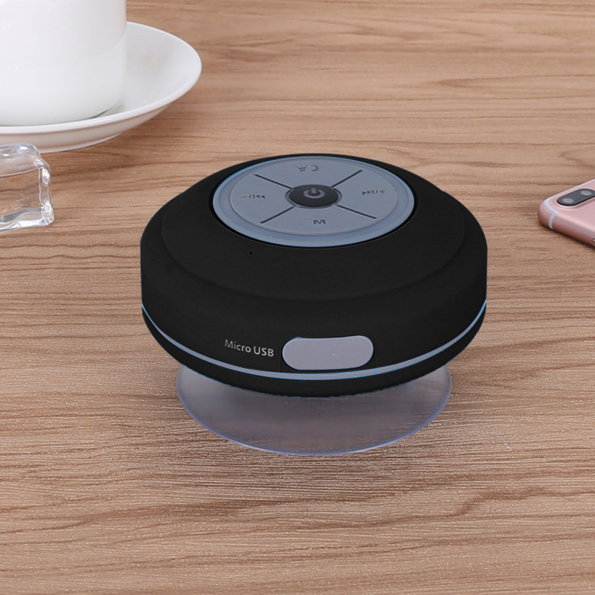 Schwarzer, wasserdichter, tragbarer Lautsprecher mit Saugnapf. Tasten und Micro-USB.
