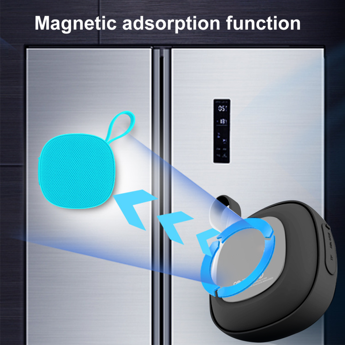 Schwarzer und blauer Magnetlautsprecher mit blauem Ring neben einem blauen Lautsprecher. Weißer Kühlschrank im Hintergrund.