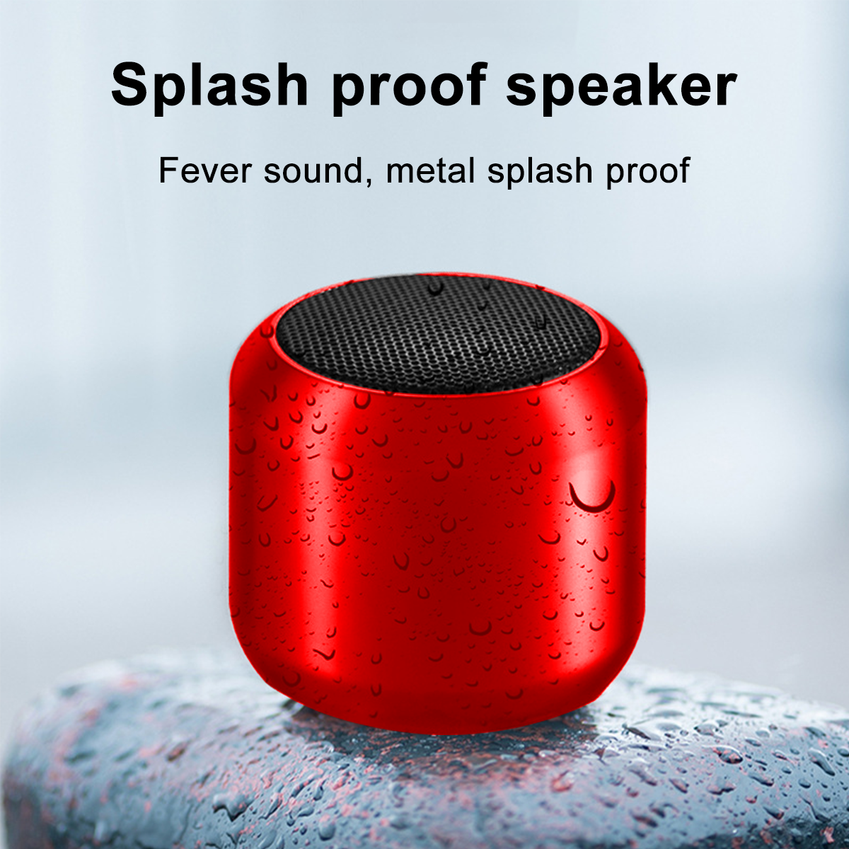 Roter, wasserbedeckter Lautsprecher mit schwarzem Mesh-Oberteil. Der Text lautet 'Splash proof speaker'.