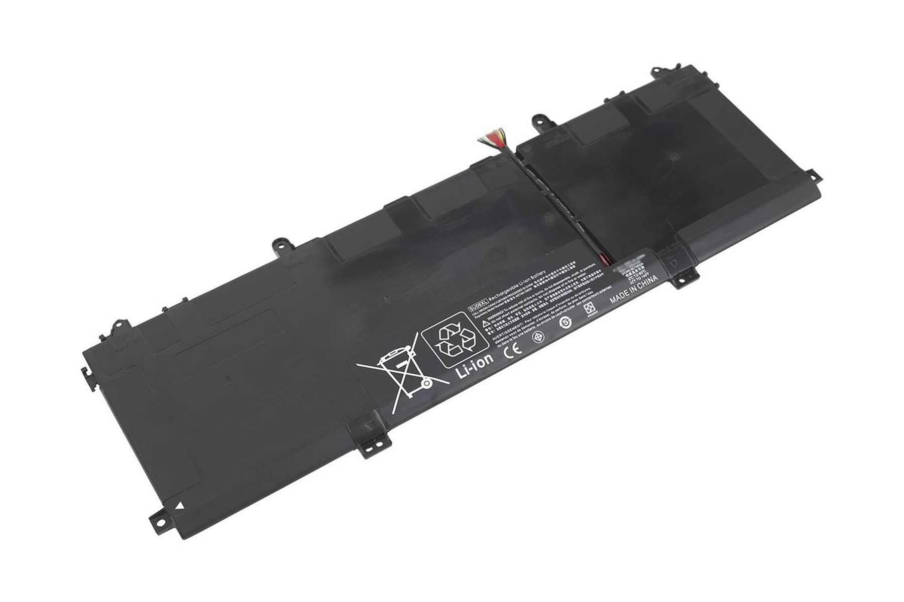 Una batteria per laptop nera con connettore esposto e simboli di sicurezza su sfondo bianco.