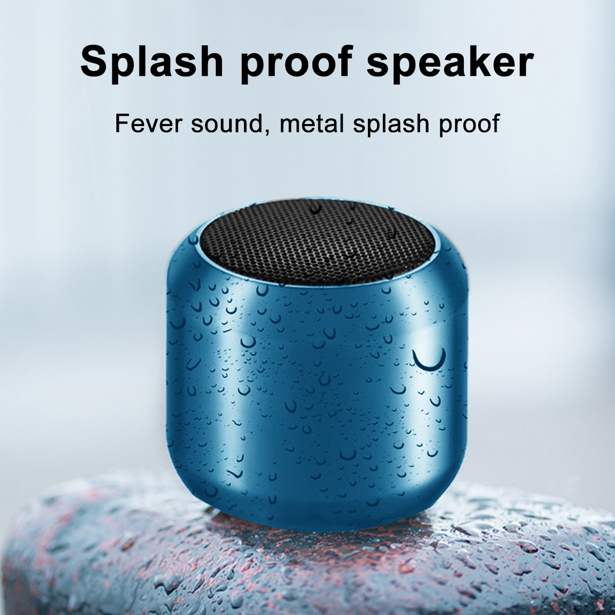 Ein kleiner blauer Lautsprecher mit Wassertropfen auf einem Metallgeländer.