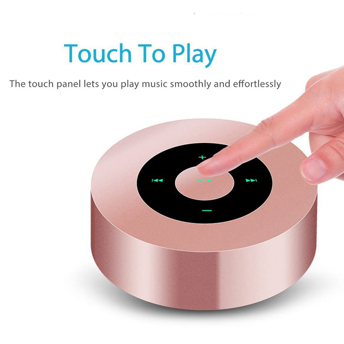 Roségoldfarbener Lautsprecher mit Touch-Bedienelementen. Ein Finger berührt die Mitte des Lautsprechers.